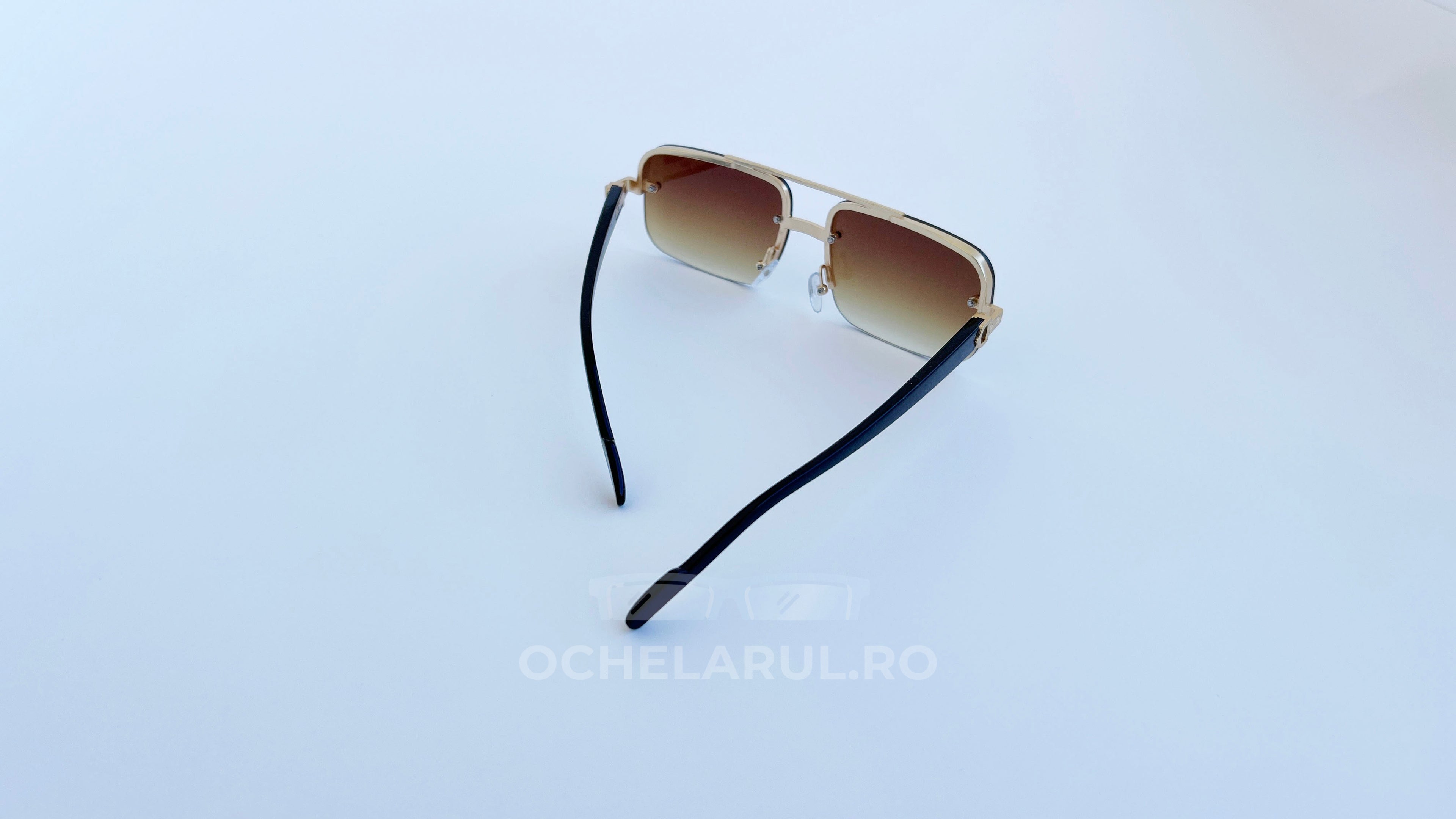 Ochelari de soare Dreptunghiulari cu rame aurii și lentile maro degrade, model pentru bărbați.