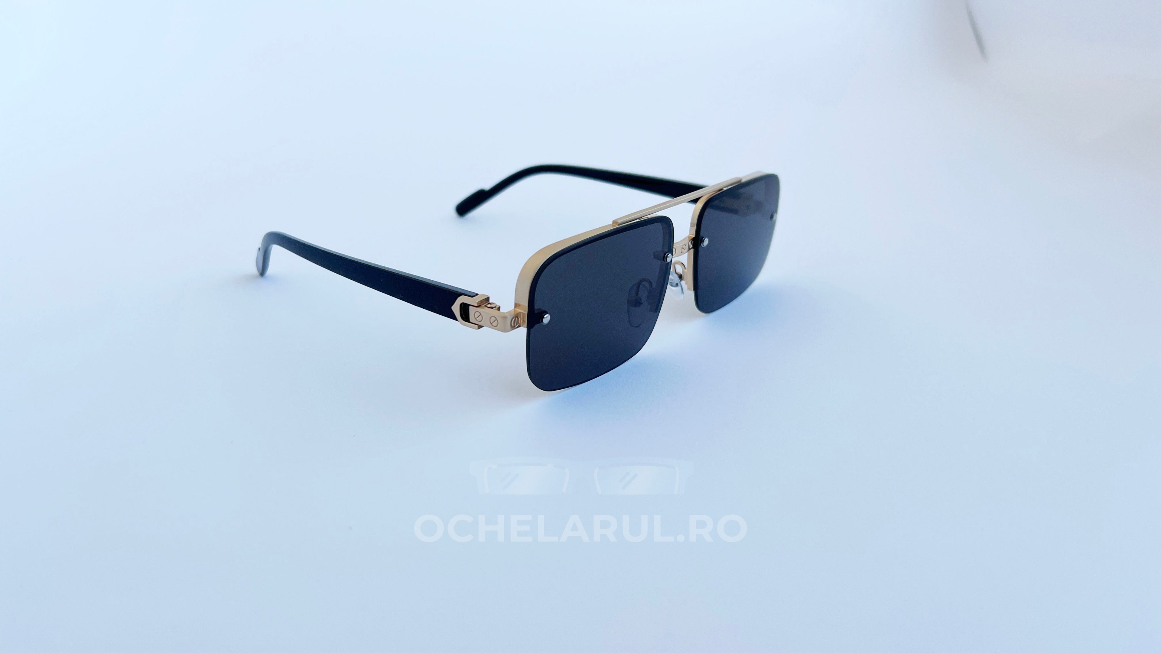 Ochelari de soare Dreptunghiulari cu rame aurii și lentile negre pentru un stil elegant masculin.