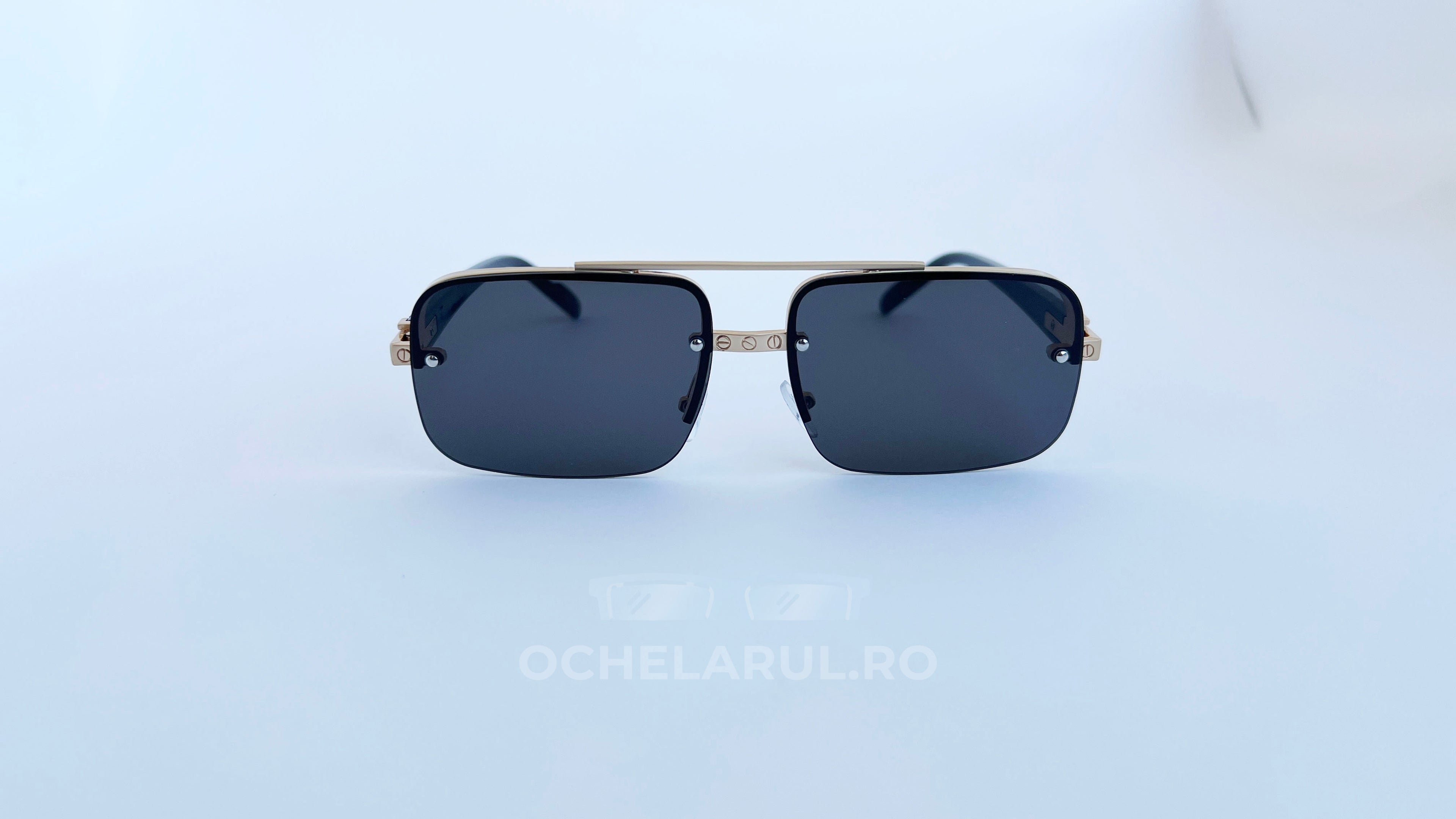 Ochelari de soare Dreptunghiulari cu rame aurii și lentile negre, design modern pentru bărbați.
