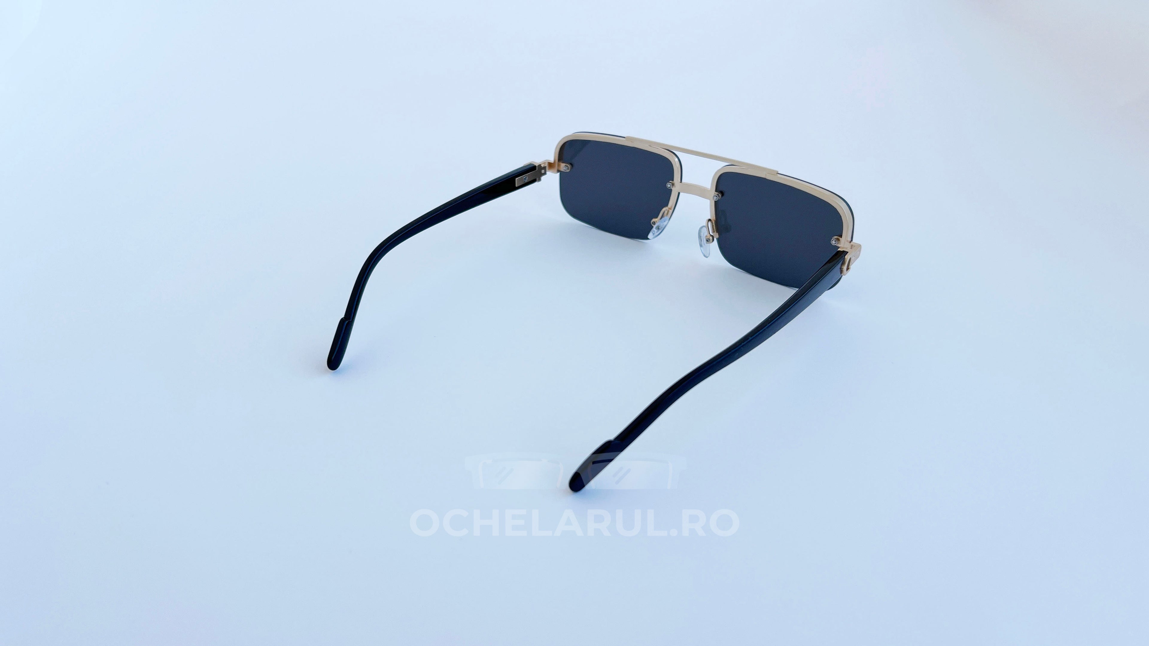 Ochelari de soare Dreptunghiulari cu rame aurii și lentile negre, design modern pentru bărbați.