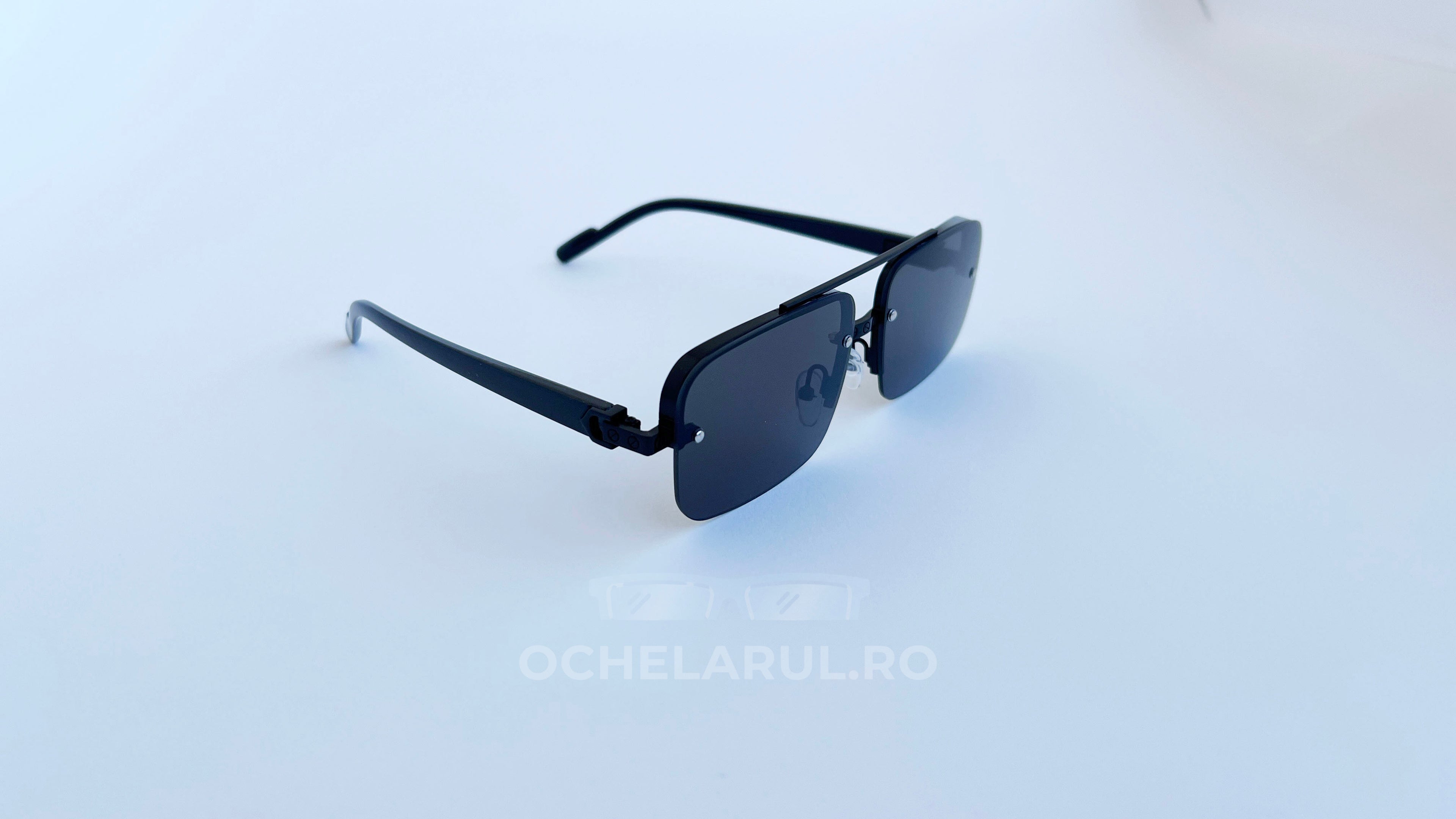Ochelari de soare Dreptunghiulari cu rame negre și lentile închise, design modern și elegant pentru bărbați.