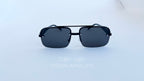 Ochelari de soare Dreptunghiulari cu rame negre și lentile închise la culoare, design modern unisex.