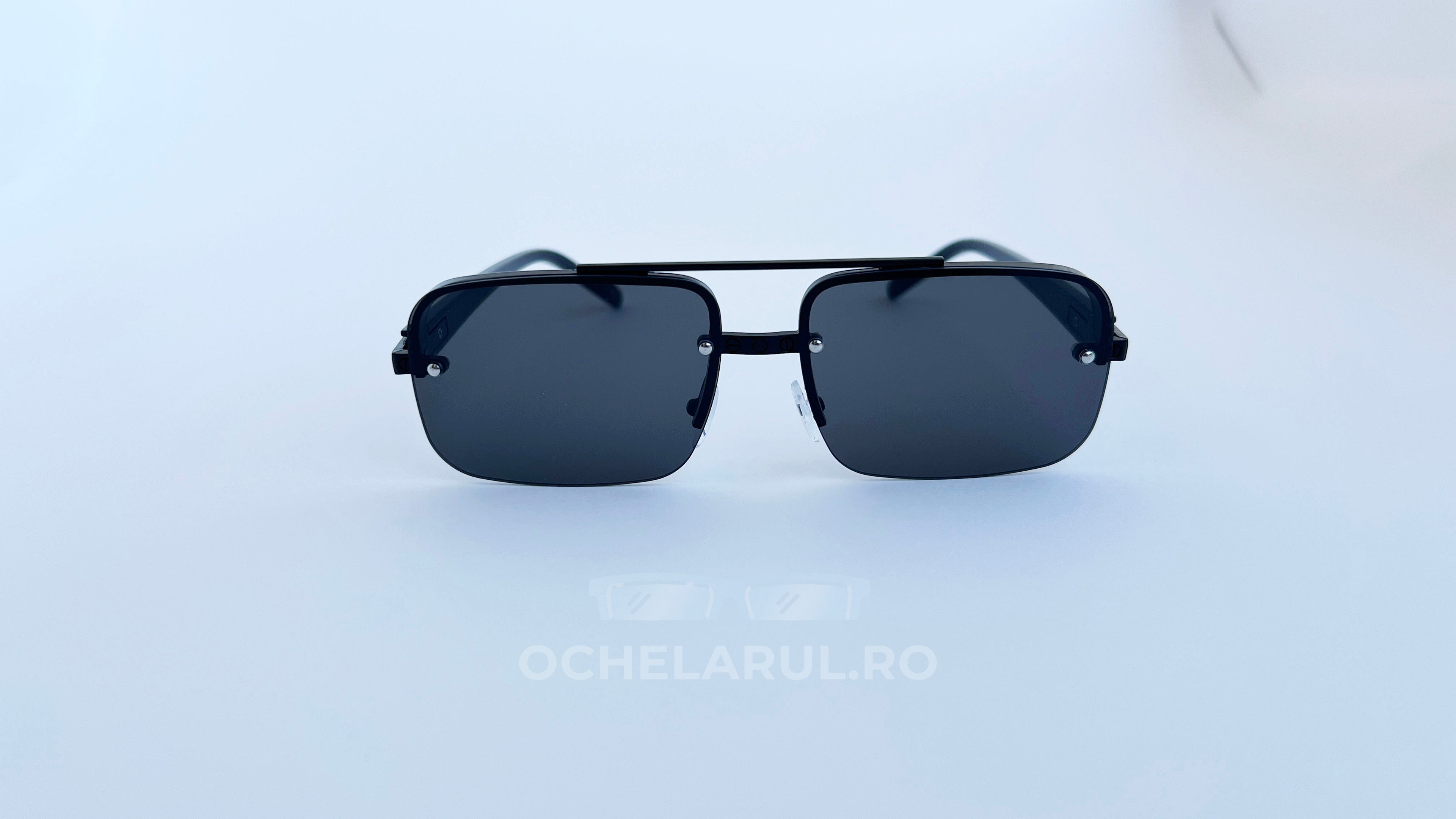 Ochelari de soare Dreptunghiulari cu rame negre și lentile închise la culoare, design modern unisex.