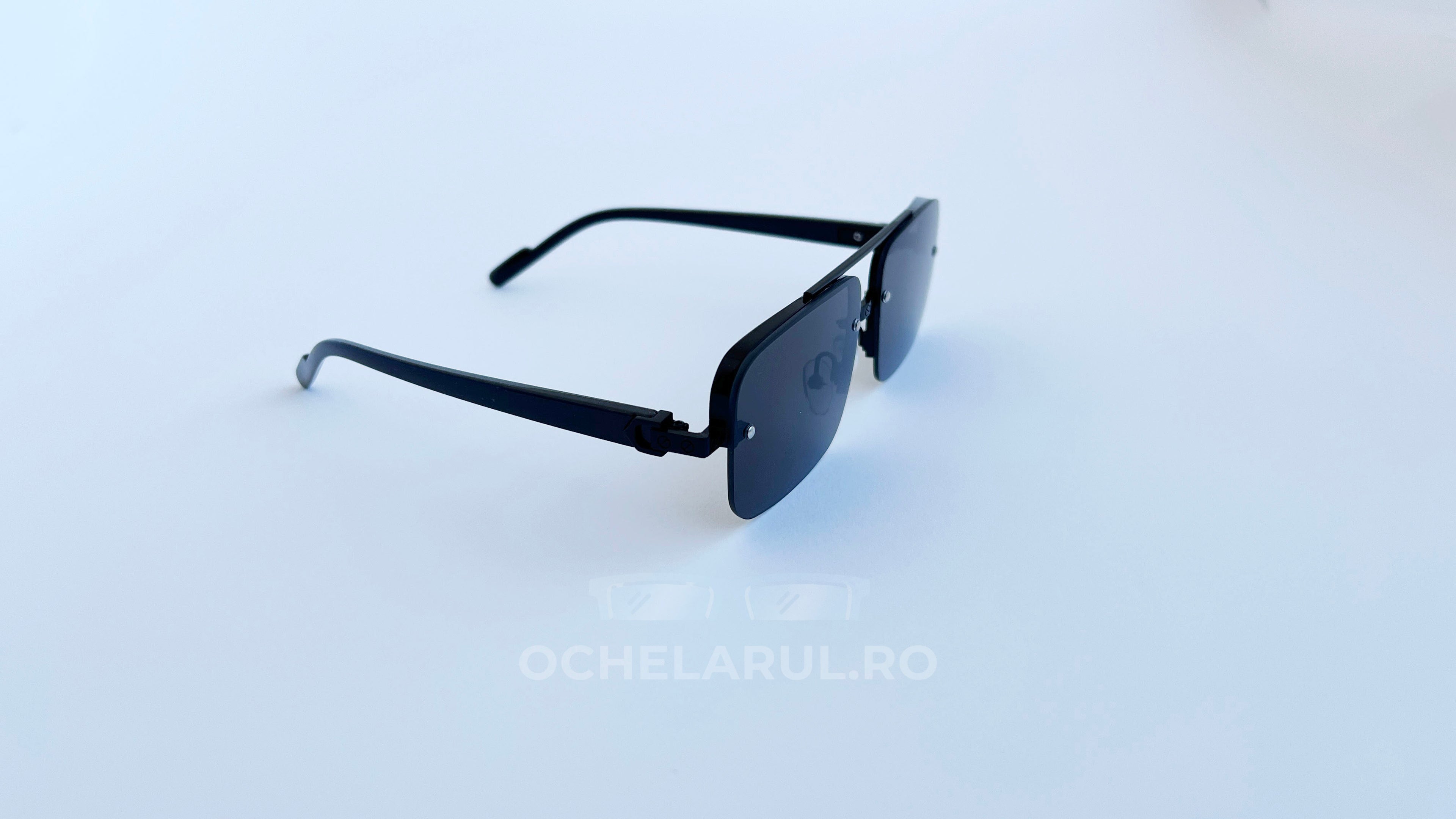 Ochelari de soare Dreptunghiulari cu rame negre și lentile întunecate, design modern pentru bărbați.