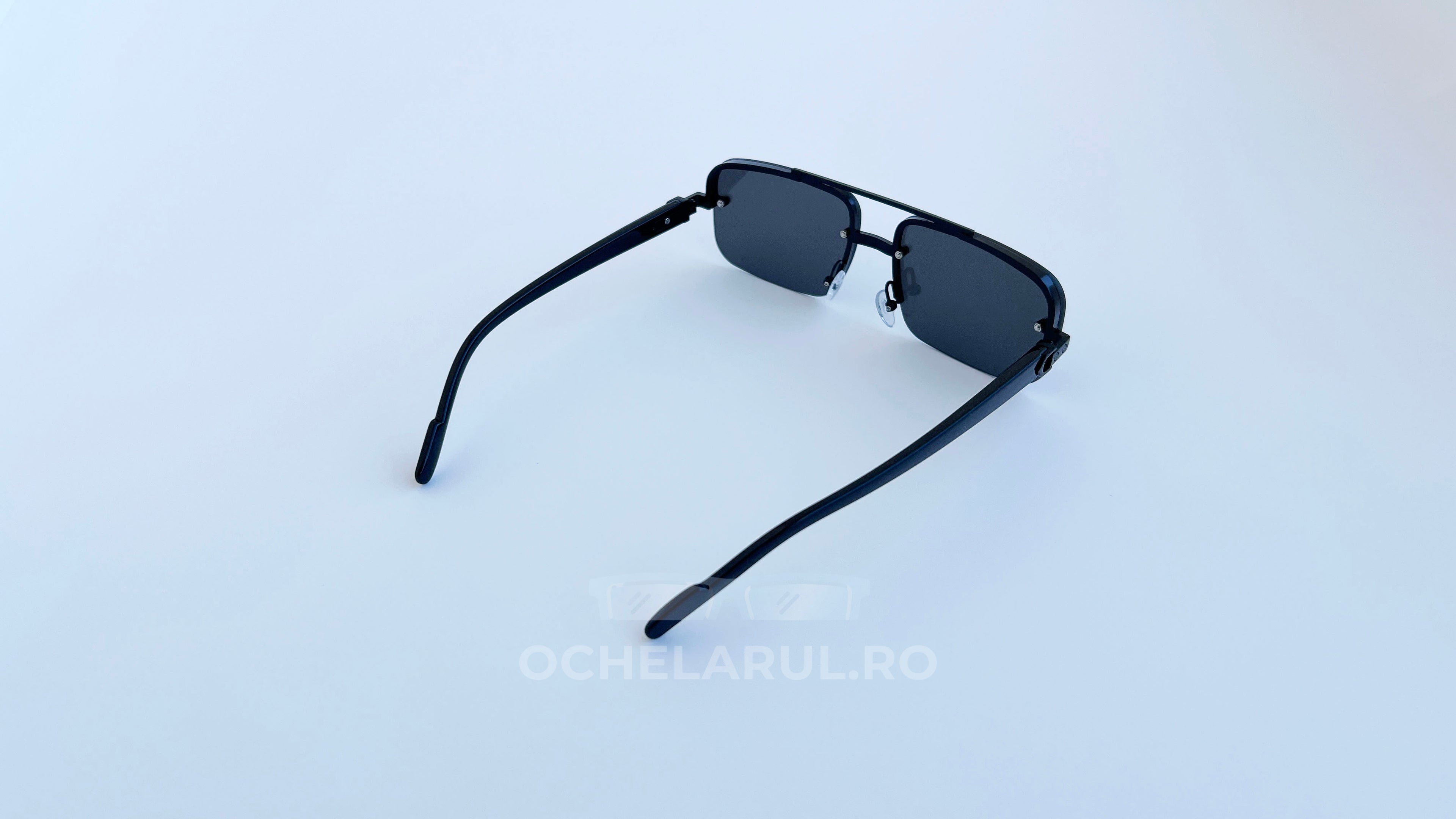 Ochelari de soare Dreptunghiulari cu rame negre și lentile întunecate, design elegant pentru bărbați.