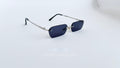Ochelari de soare Dreptunghiulari Rimless cu lentile negre și brate argintii subțiri, design modern.