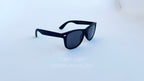 Ochelari de soare Justin Polarizați cu rame negre și lentile întunecate, model unisex elegant pentru protecție UV.