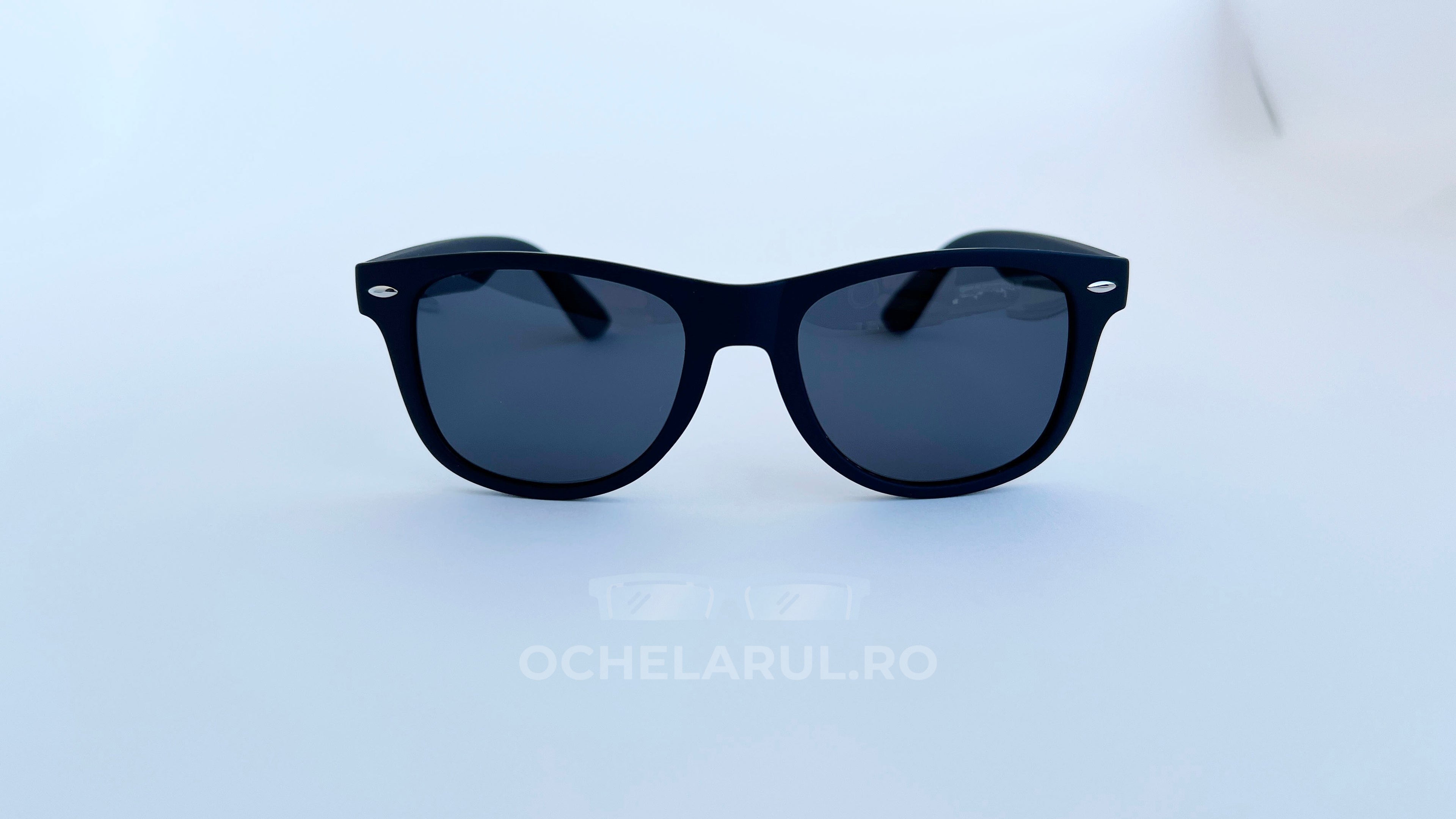 Ochelari de soare Justin Polarizați cu rame negre și lentile întunecate, model modern pentru bărbați.