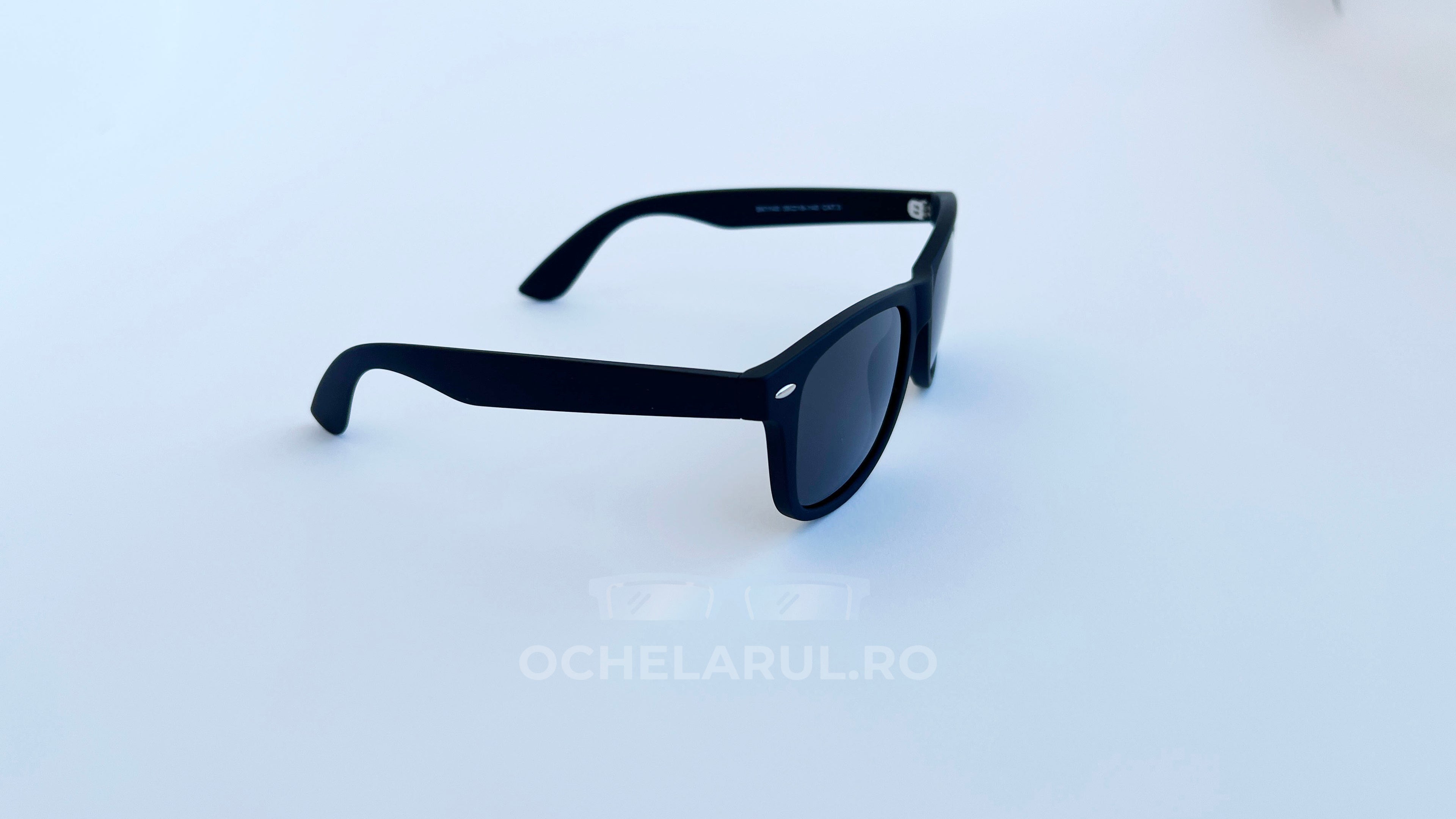 Ochelari de soare Justin Polarizați cu rame negre și lentile negre, stil masculin elegant pentru protecție UV.