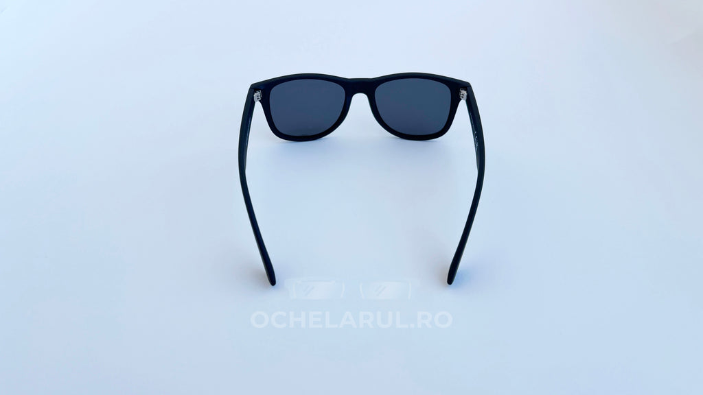 Ochelari de soare Justin Polarizați cu rame negre și lentile de protecție pentru bărbați, design clasic.