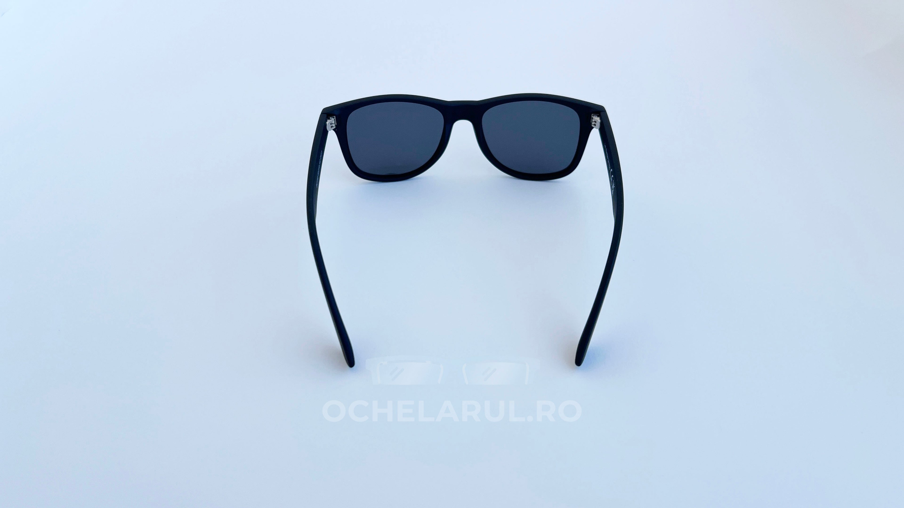 Ochelari de soare Justin Polarizați cu rame negre și lentile de protecție pentru bărbați, design clasic.
