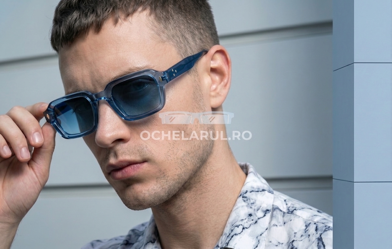 Bărbat purtând ochelari de soare Moderni Rectangulari cu ramă albastră și lentile albastre degrade, stil casual.