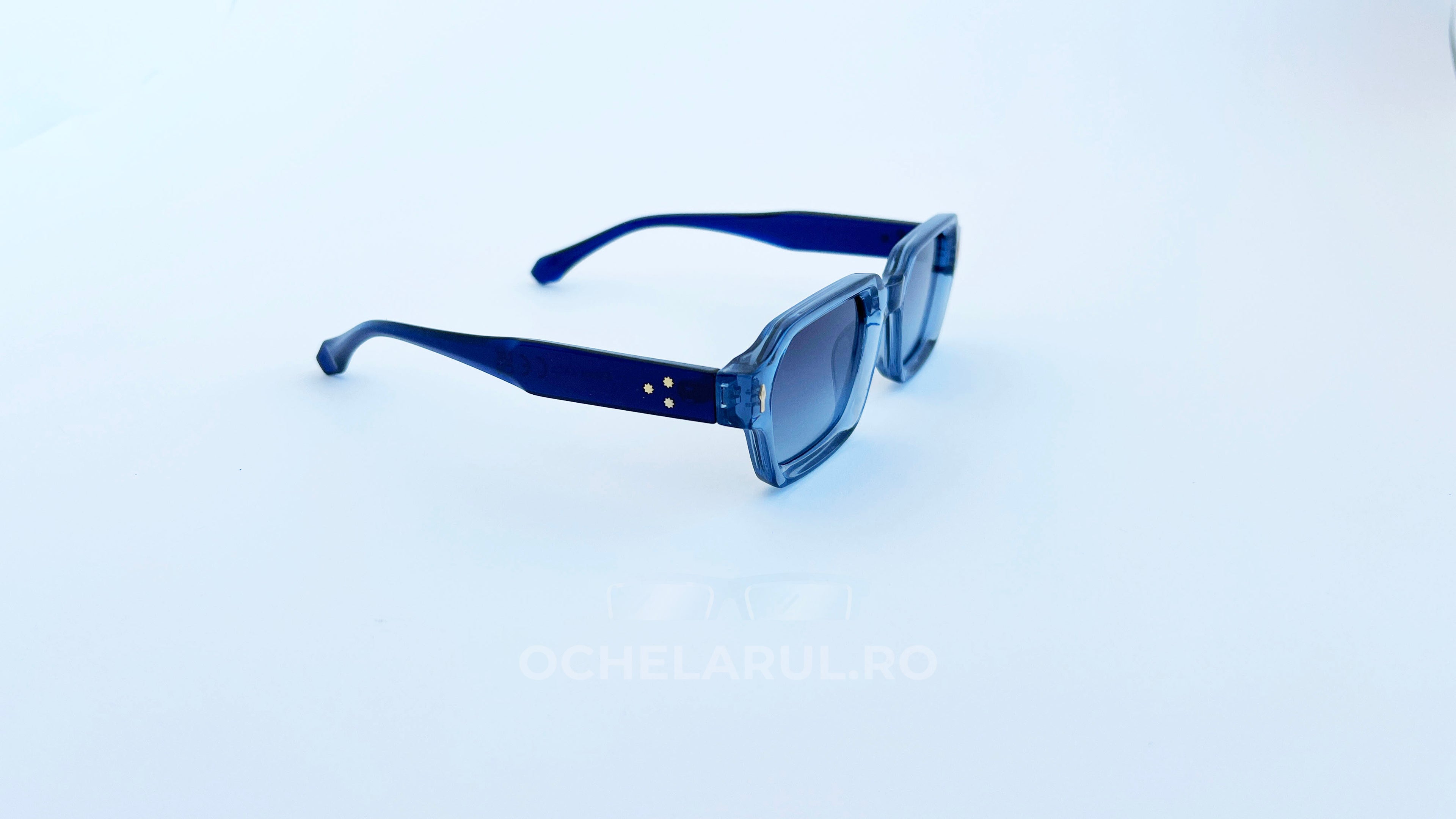 Ochelari de soare moderni rectangulari, rama albastra si lentile albastre, vedere laterala