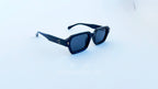 Ochelari de soare moderni rectangulari, rama neagra si lentile negre, prezentare