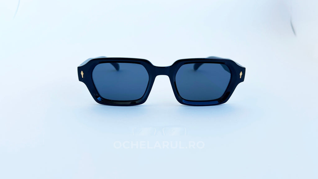Ochelari de soare moderni rectangulari, rama neagra si lentile negre, vedere fata aproape