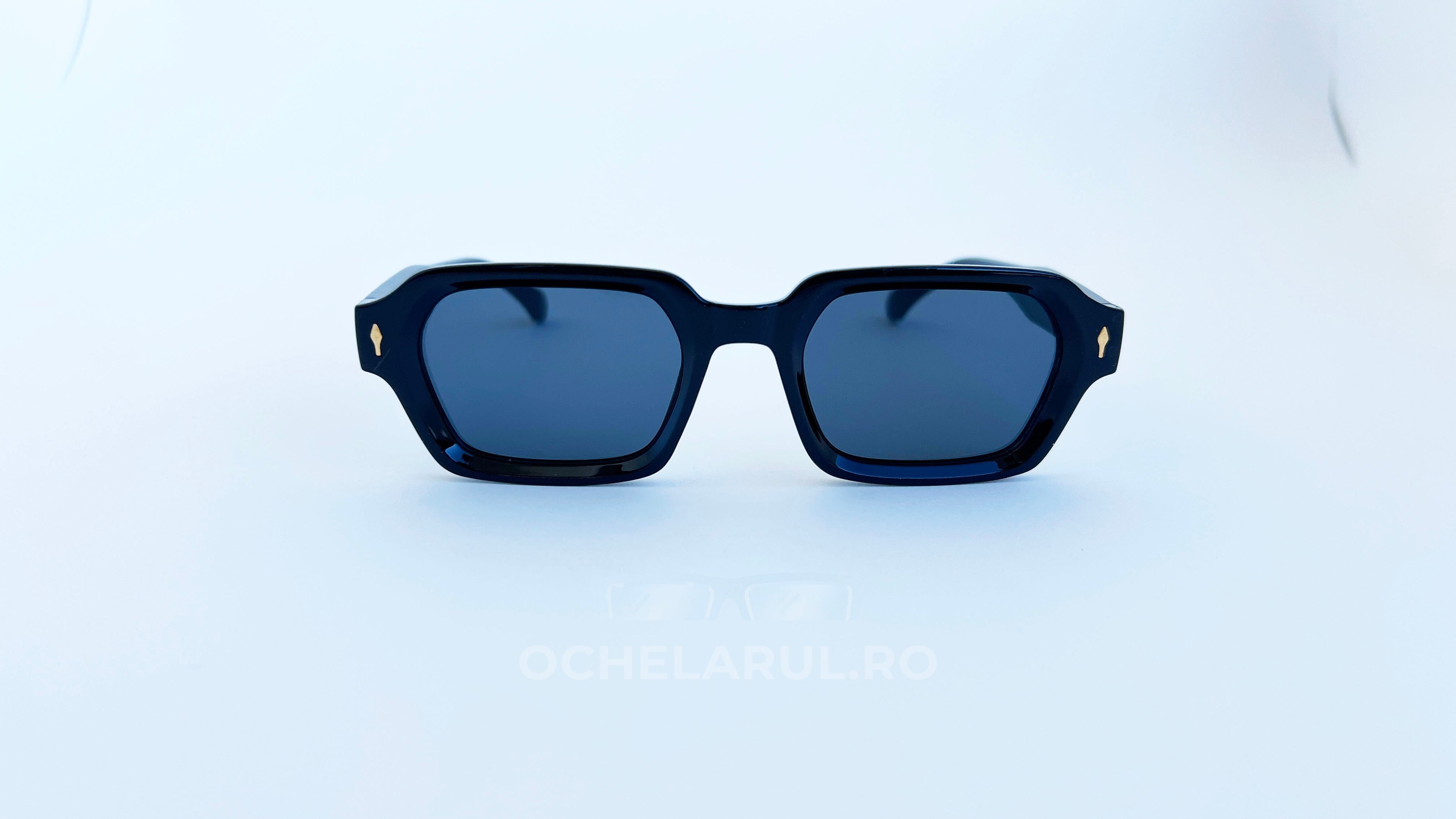 Ochelari de soare moderni rectangulari, rama neagra si lentile negre, vedere fata aproape