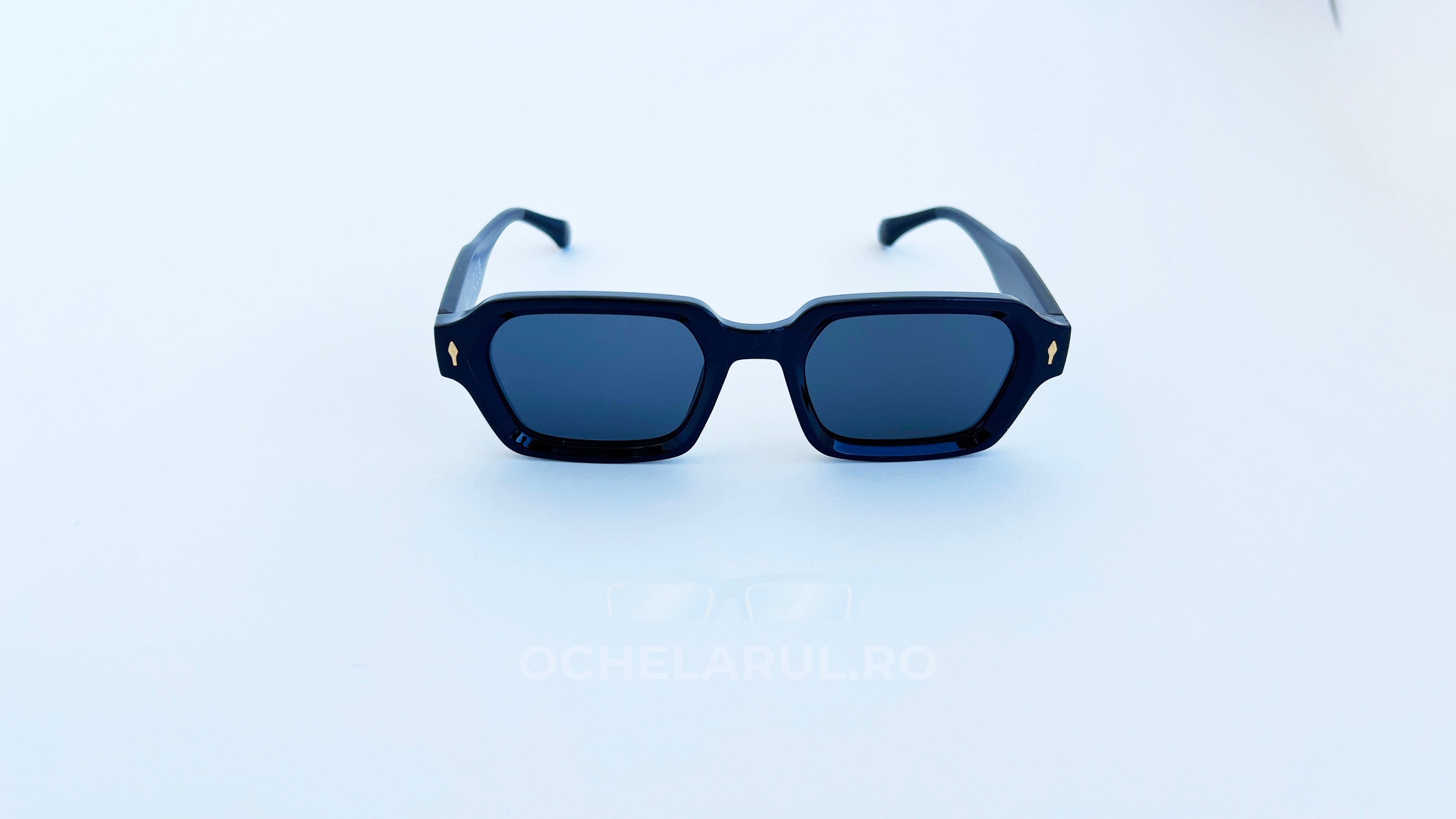 Ochelari de soare moderni rectangulari, rama neagra si lentile negre, vedere fata