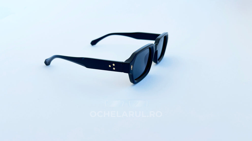 Ochelari de soare moderni rectangulari, rama neagra si lentile negre, vedere laterala