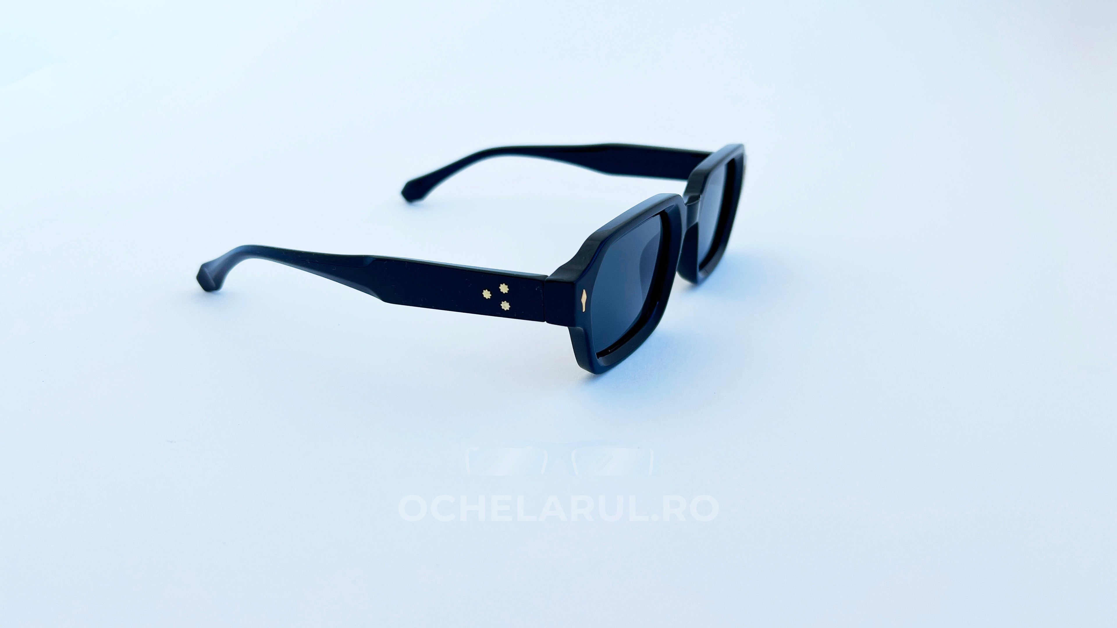 Ochelari de soare moderni rectangulari, rama neagra si lentile negre, vedere laterala