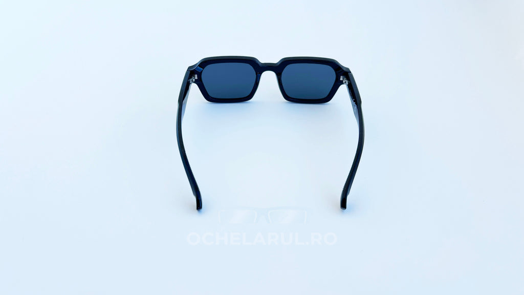 Ochelari de soare moderni rectangulari, rama neagra si lentile negre, vedere spate