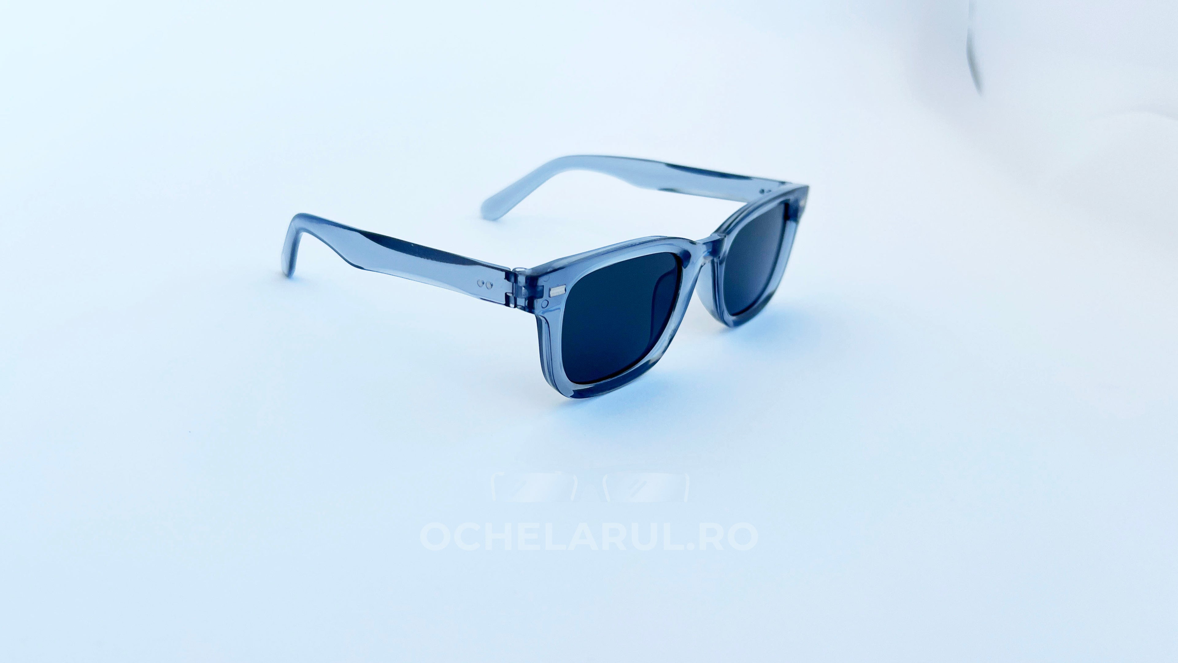 Ochelari de soare Moscot Klutz, rama gri transparenta si lentile negre, prezentare
