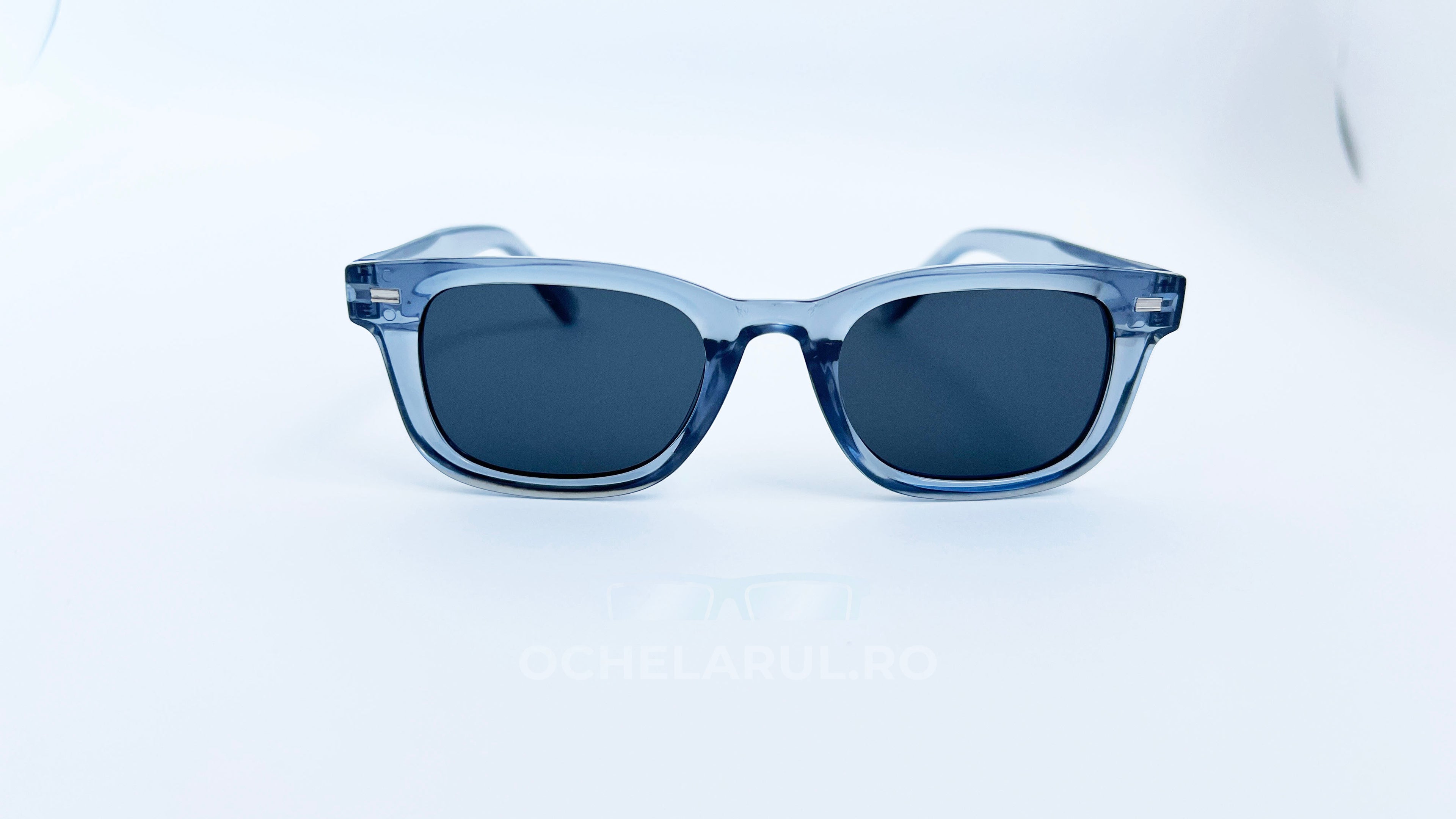 Ochelari de soare Moscot Klutz, rama gri transparenta si lentile negre, vedere fata aproape