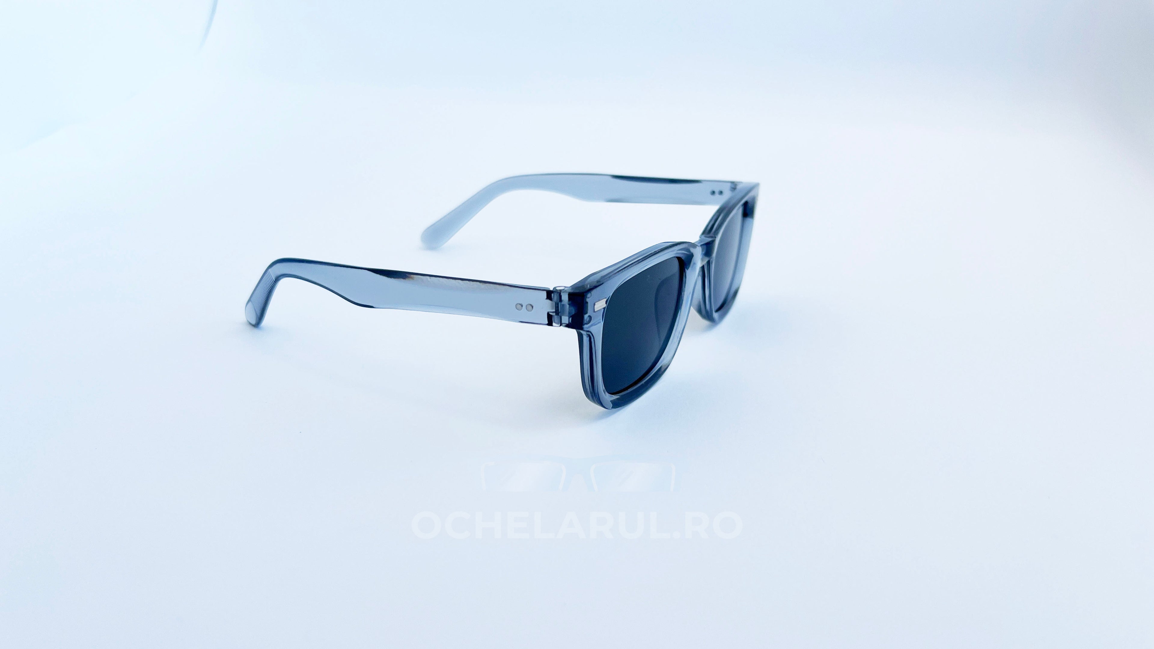 Ochelari de soare Moscot Klutz, rama gri transparenta si lentile negre, vedere laterala