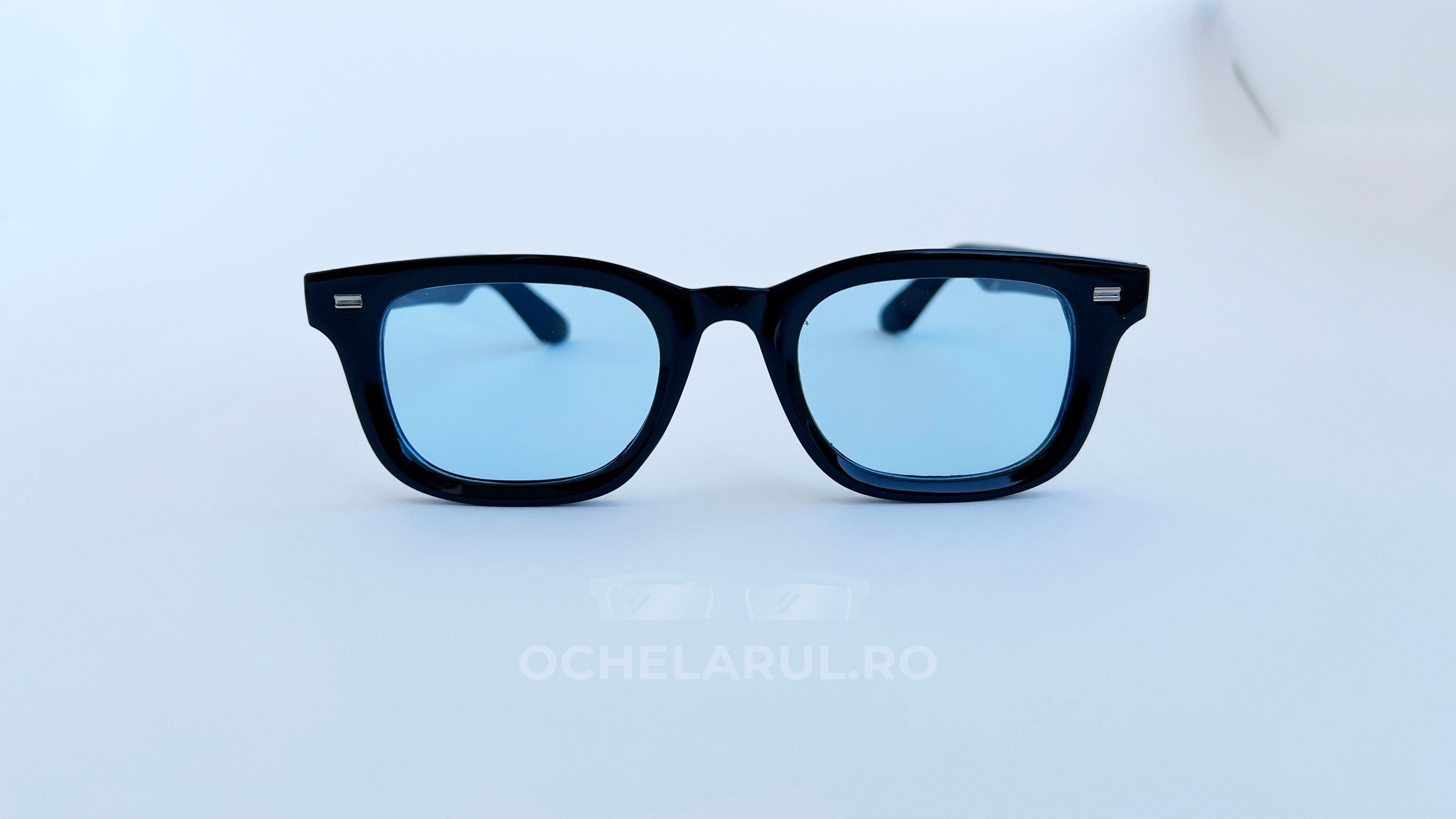 Ochelari de soare Moscot Klutz Style cu rame negre și lentile albastre, stil clasic pentru bărbați.