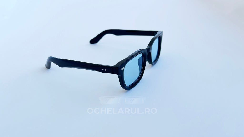Ochelari de soare Moscot Klutz Style cu rame negre și lentile albastre, design pentru bărbați.