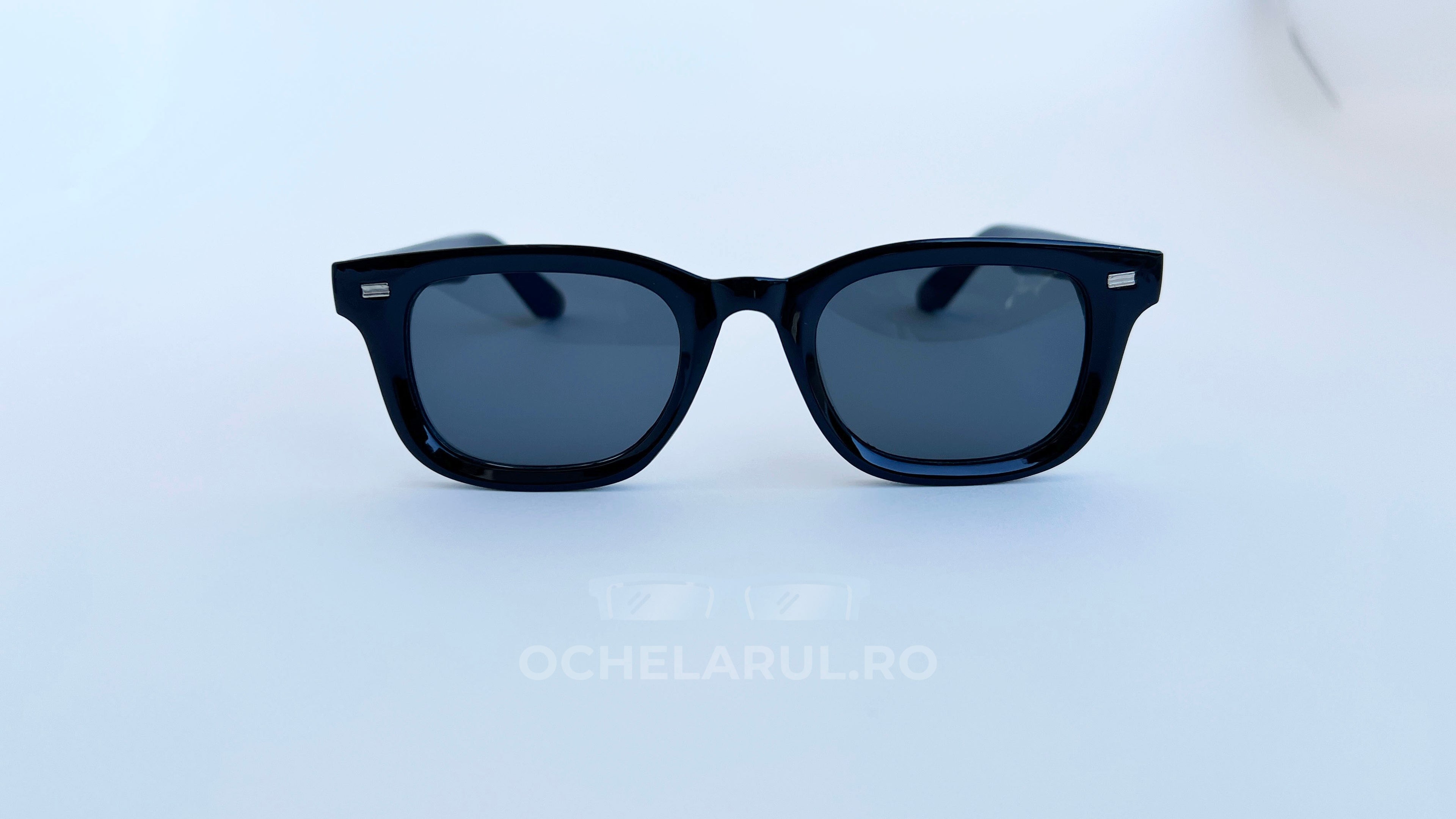 Ochelari de soare Moscot Klutz Style cu rame negre și lentile închise la culoare pentru protecție optimă.
