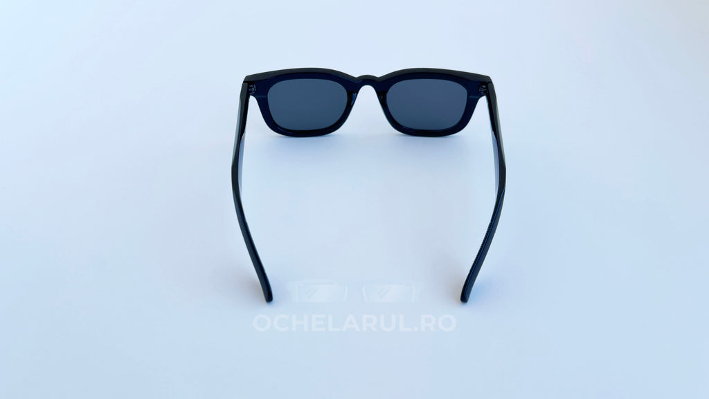 Ochelari de soare Moscot Klutz Style cu rame negre și lentile închise, elegant pentru bărbați.