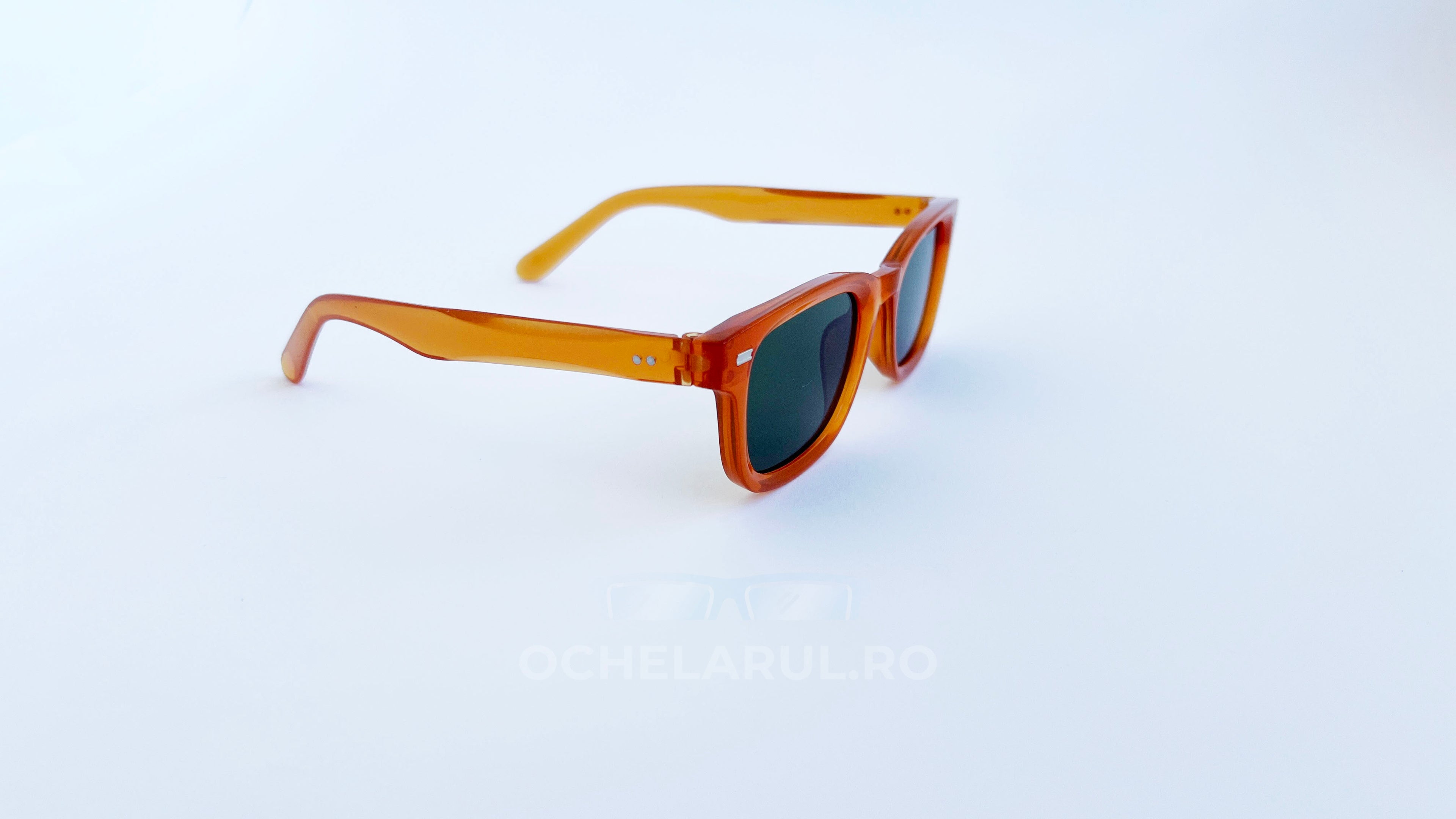 Ochelari de soare Moscot Klutz, rama portocalie si lentile verzi, vedere laterala