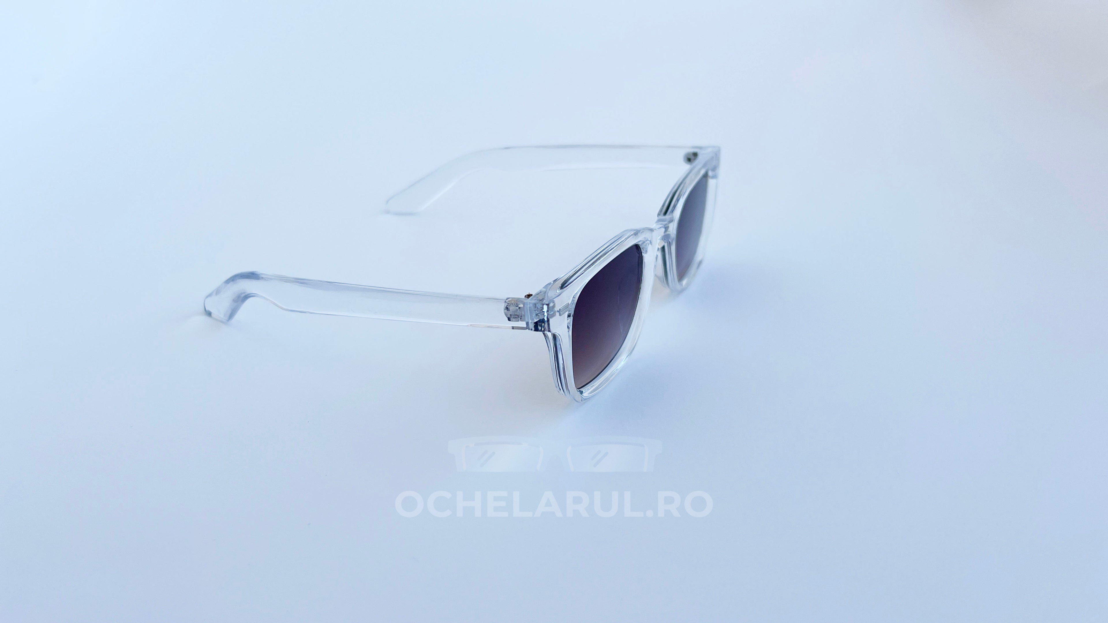 Ochelari de soare Moscot Klutz Style cu rame transparente și lentile maro degrade, un model elegant pentru bărbați.