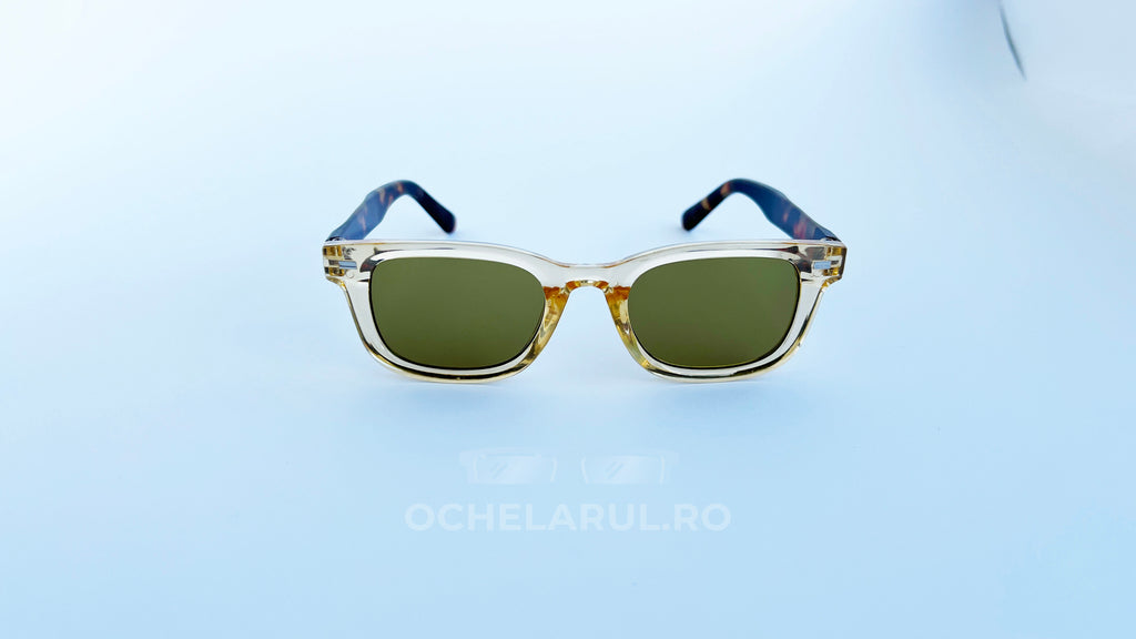 Ochelari de soare Moscot Klutz Style cu rame bej transparente și brațe în culoarea tortoise, lentile verzi, design unisex potrivit pentru ochelari de soare bărbați.