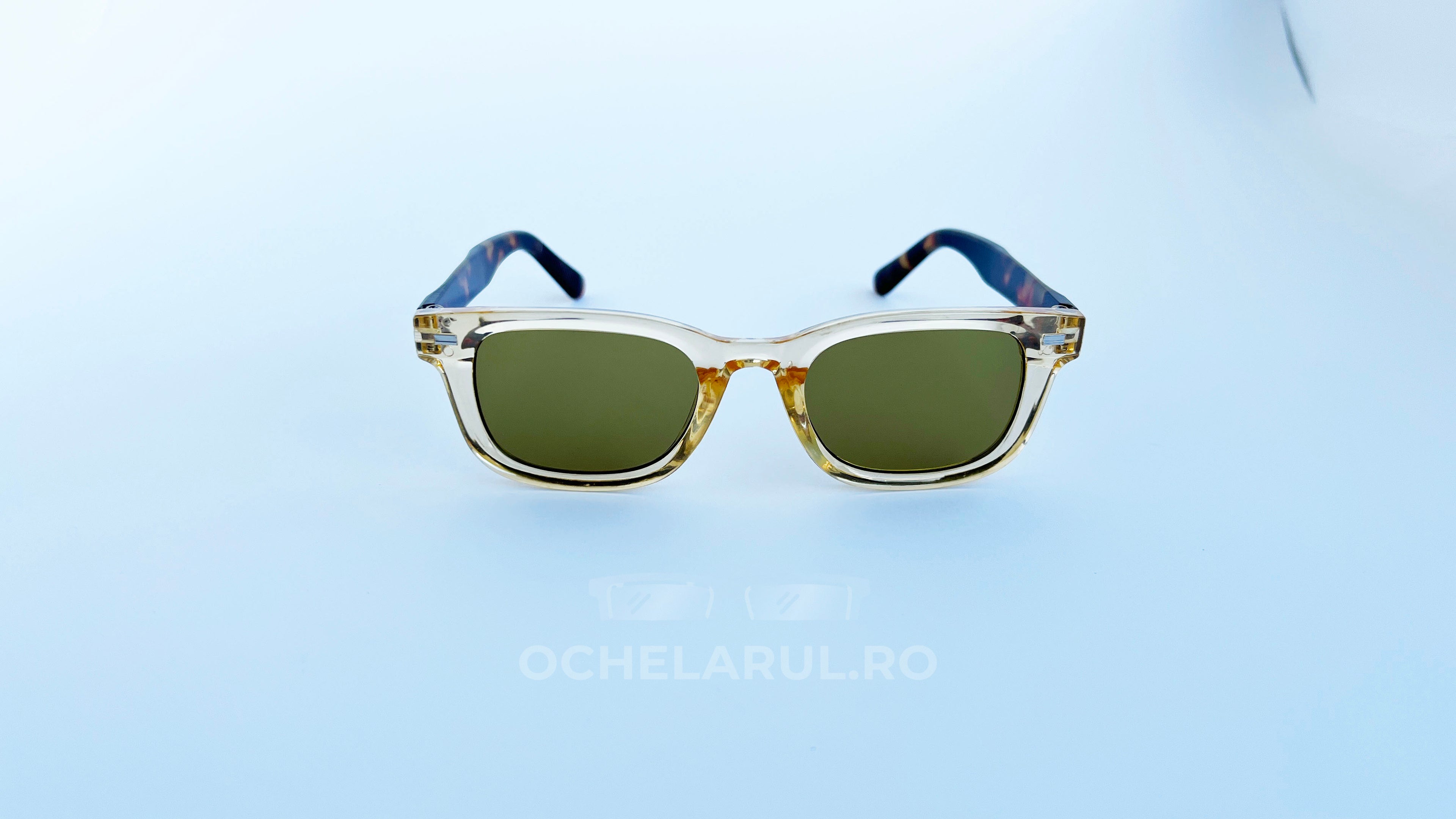 Ochelari de soare Moscot Klutz Style cu rame bej transparente și brațe în culoarea tortoise, lentile verzi, design unisex potrivit pentru ochelari de soare bărbați.