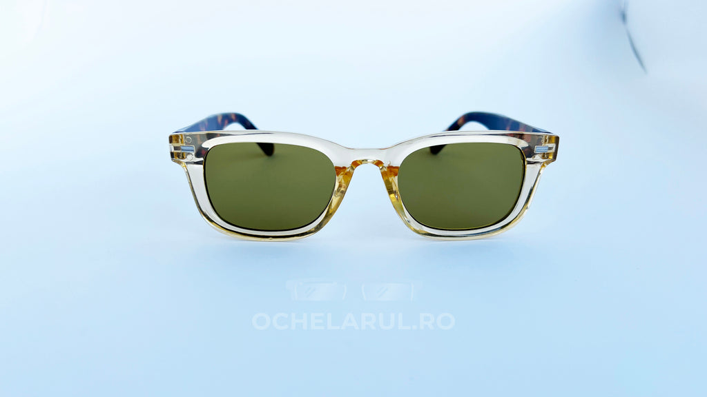 Ochelari de soare Moscot Klutz Style cu rame bej transparente și brațe maro tortoise, lentile verzi, design modern și elegant pentru ochelari de soare bărbați.