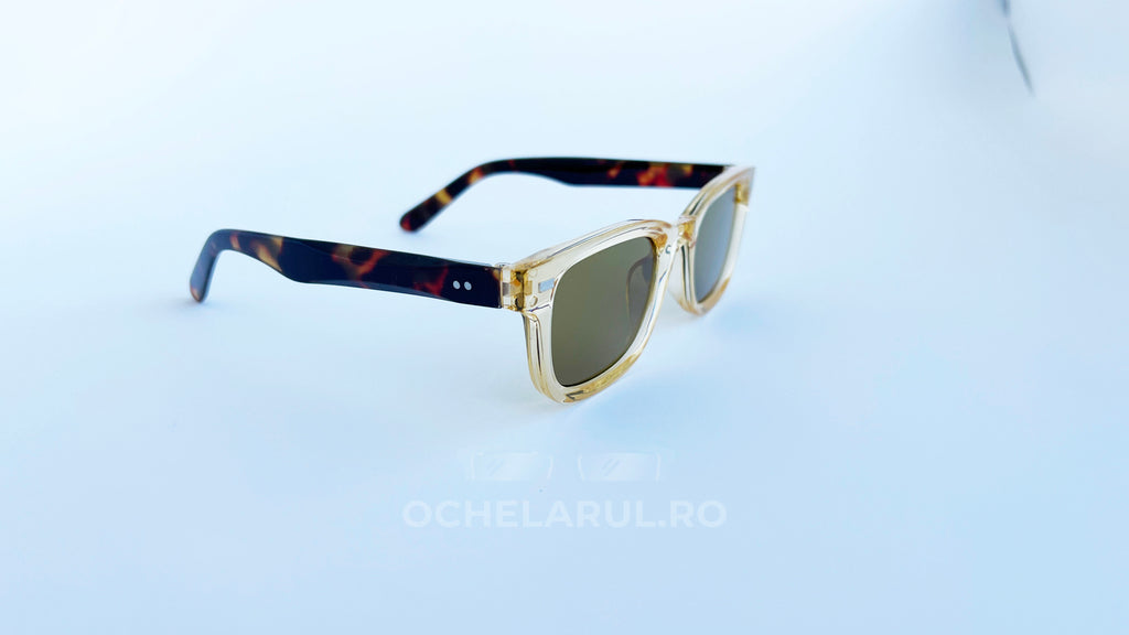 Ochelari de soare Moscot Klutz Style cu rame bej transparente și brațe cu model tortoise, lentile maro pentru o protecție stilată la soare.