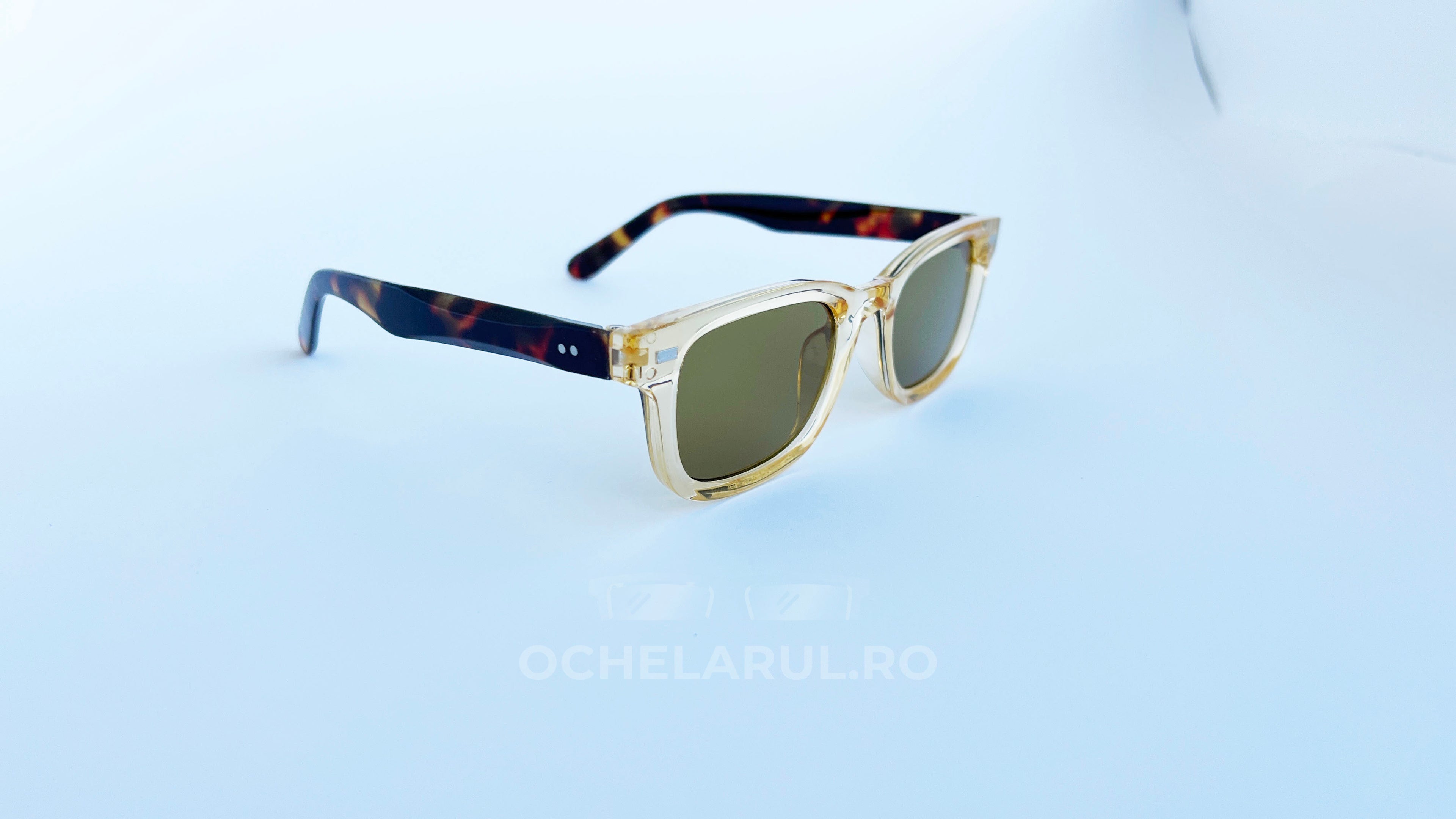 Ochelari de soare Moscot Klutz Style cu rame bej transparente și brațe tortoise, lentile maro pentru protecție și stil masculin modern.