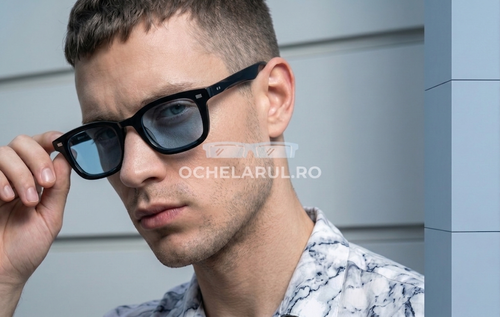 Ochelari de soare Moscot Klutz Style -  Rama neagra - Lentile albastre - Model purtand ochelarii pe fata