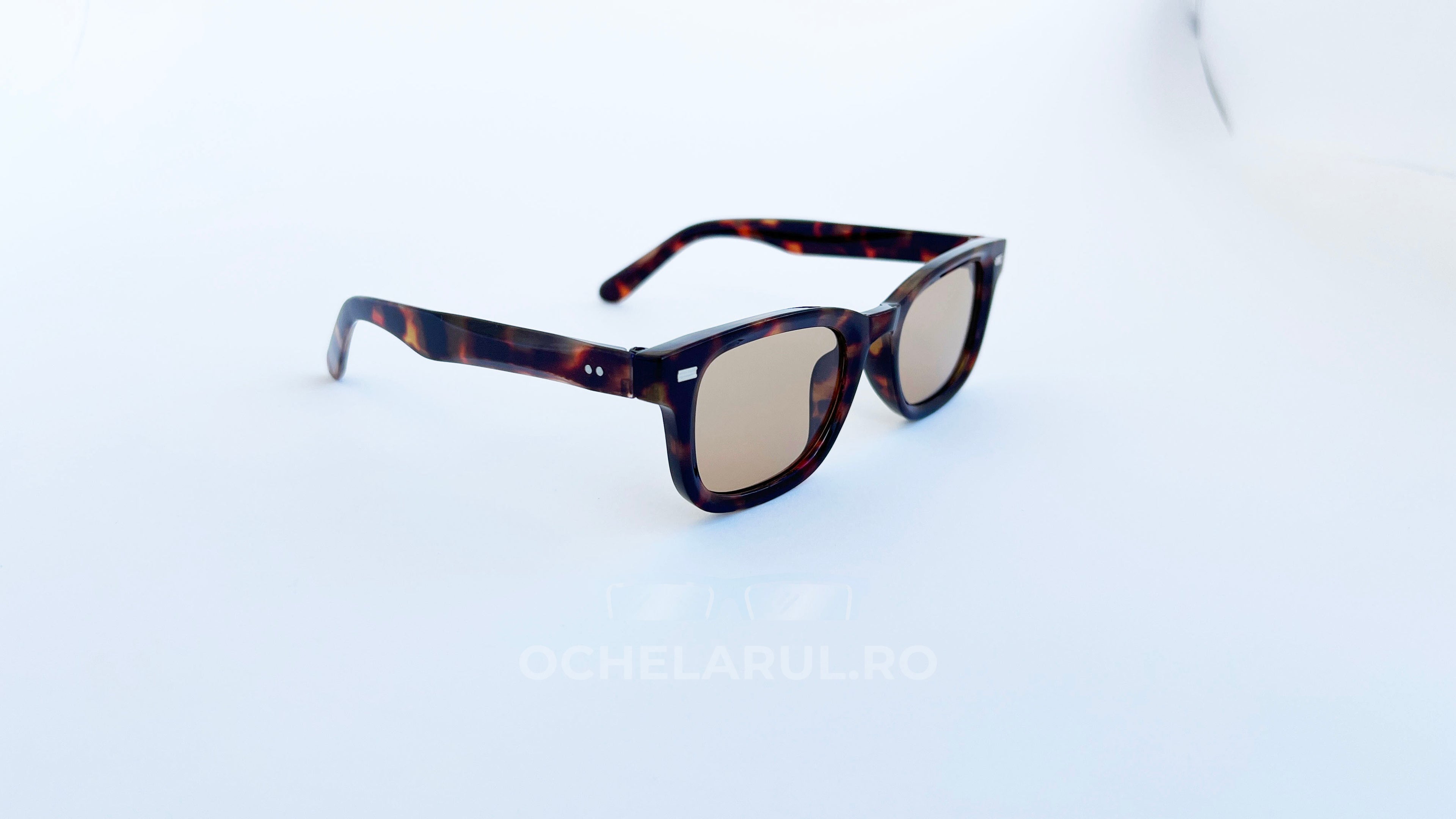 Ochelari de soare Moscot Klutz Style cu rame tortoise, lentile maro pentru protecție și stil masculin modern, prezentare