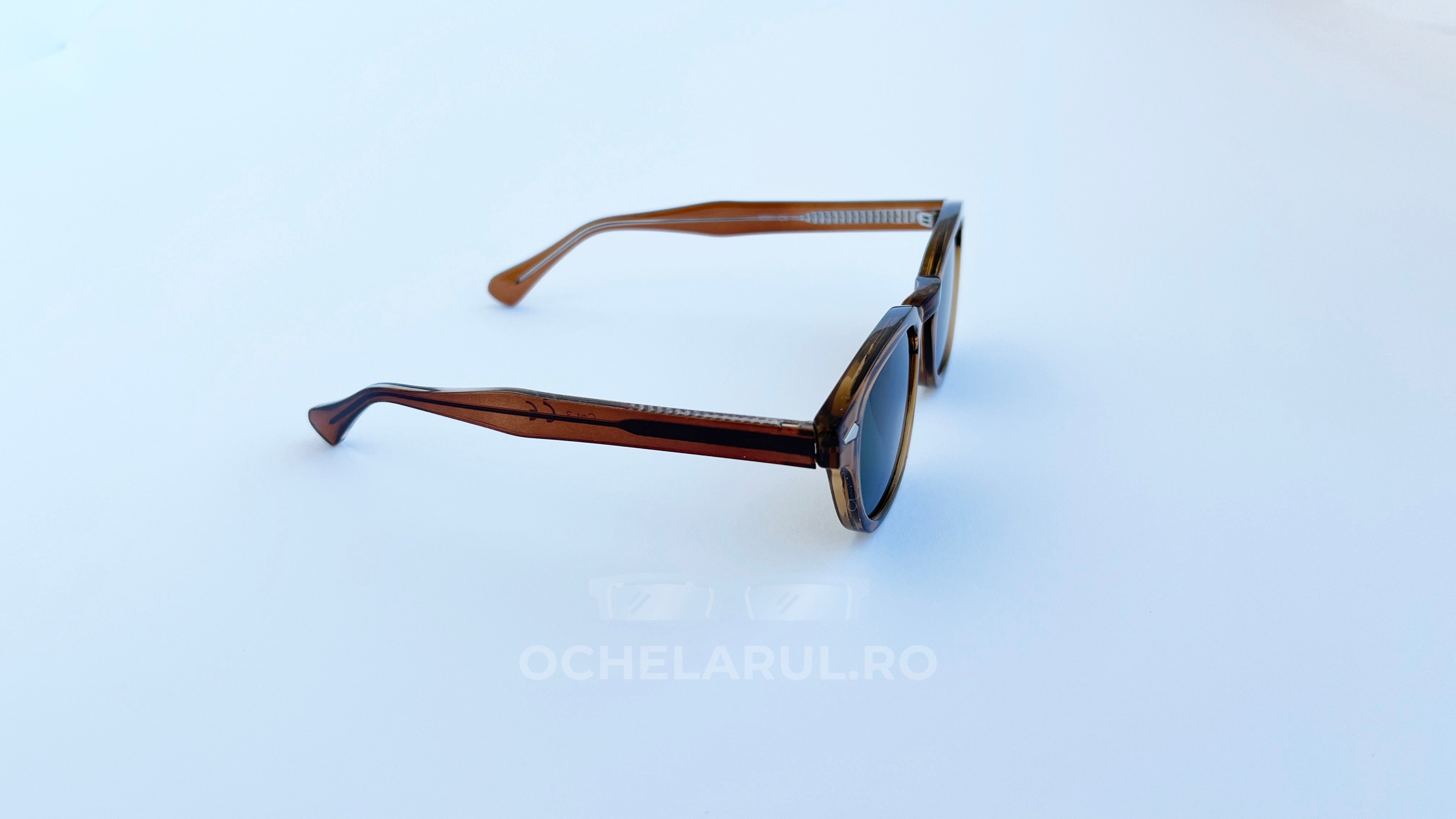 Ochelari de soare Moscot Lemtosh Style cu rame maro și lentile verzi, design clasic pentru bărbați.