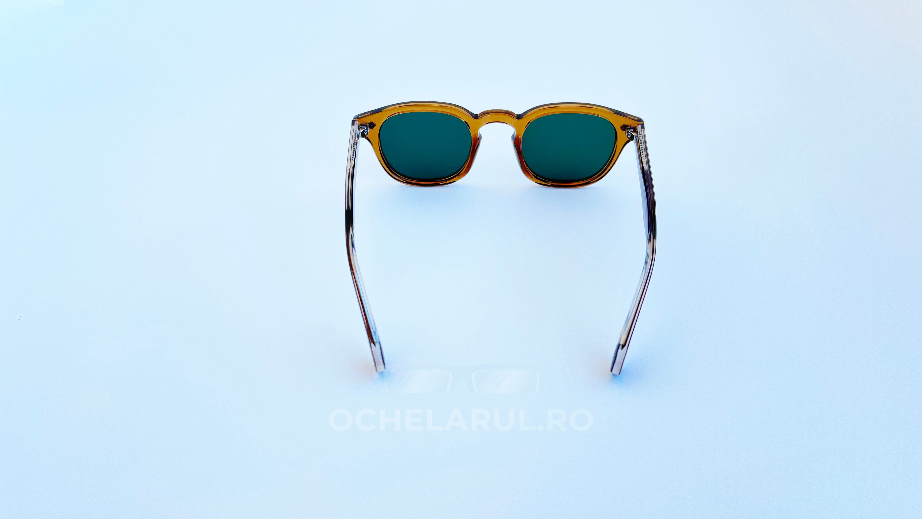 Ochelari de soare Moscot Lemtosh Style cu rame maro și lentile verzi, accesorii elegante pentru bărbați.