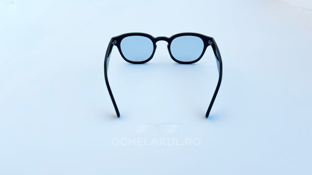 Ochelari Moscot Lemtosh Style cu rame negre și lentile albastre, design clasic pentru ochelari de soare bărbați.