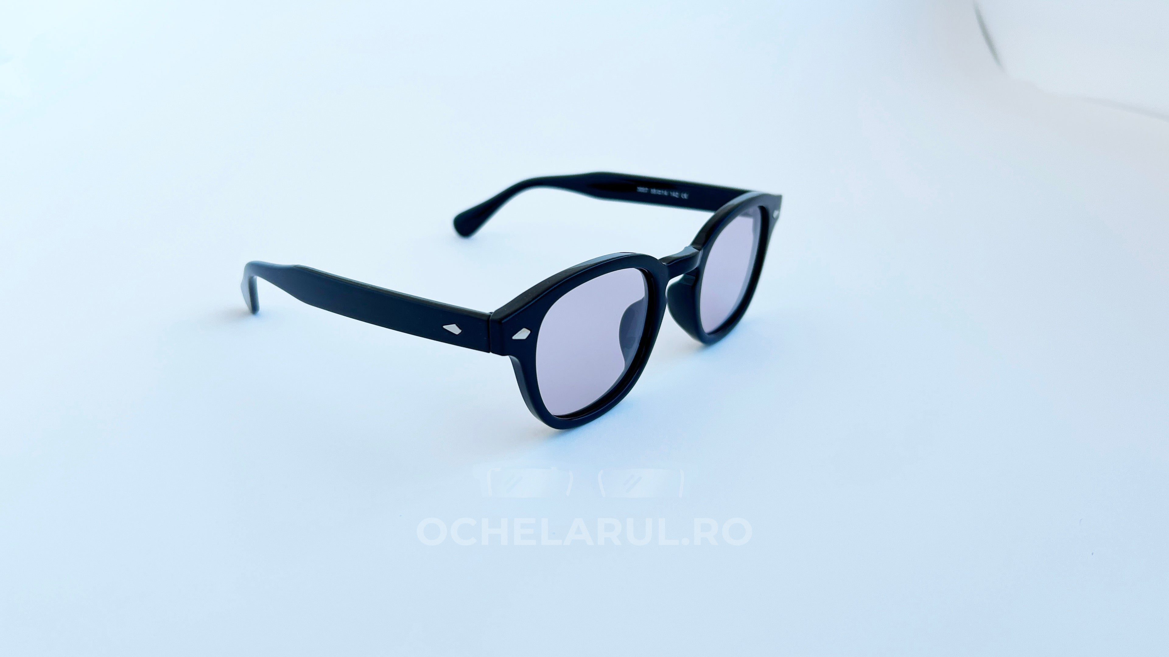 Ochelari Moscot Lemtosh Style cu rame negre și lentile mov premium, ochelari de soare bărbați eleganți și moderni.