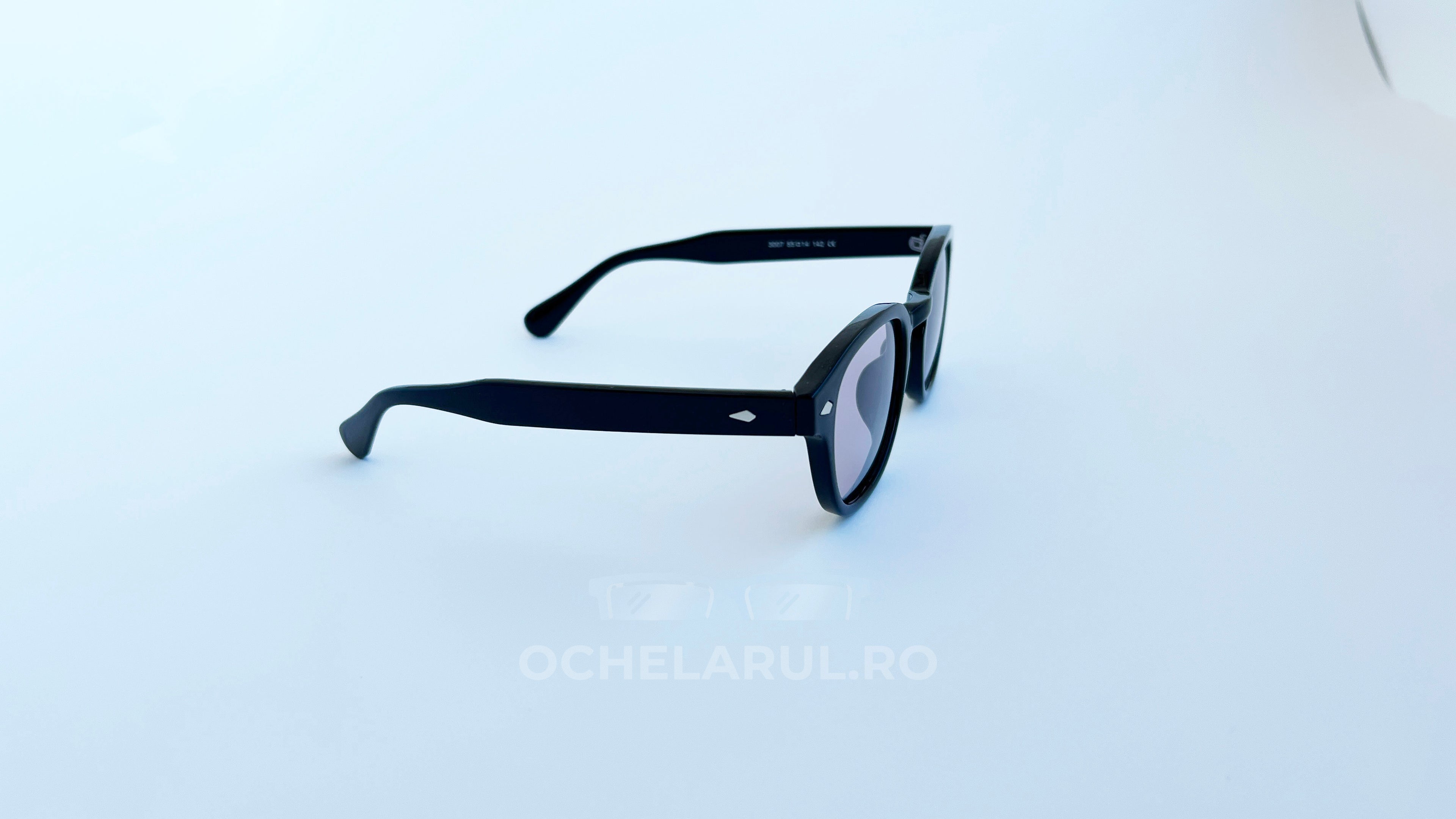 Ochelari Moscot Lemtosh Style negri cu lentile premium de soare mov pentru bărbați, rame ochelari rezistente și elegante.