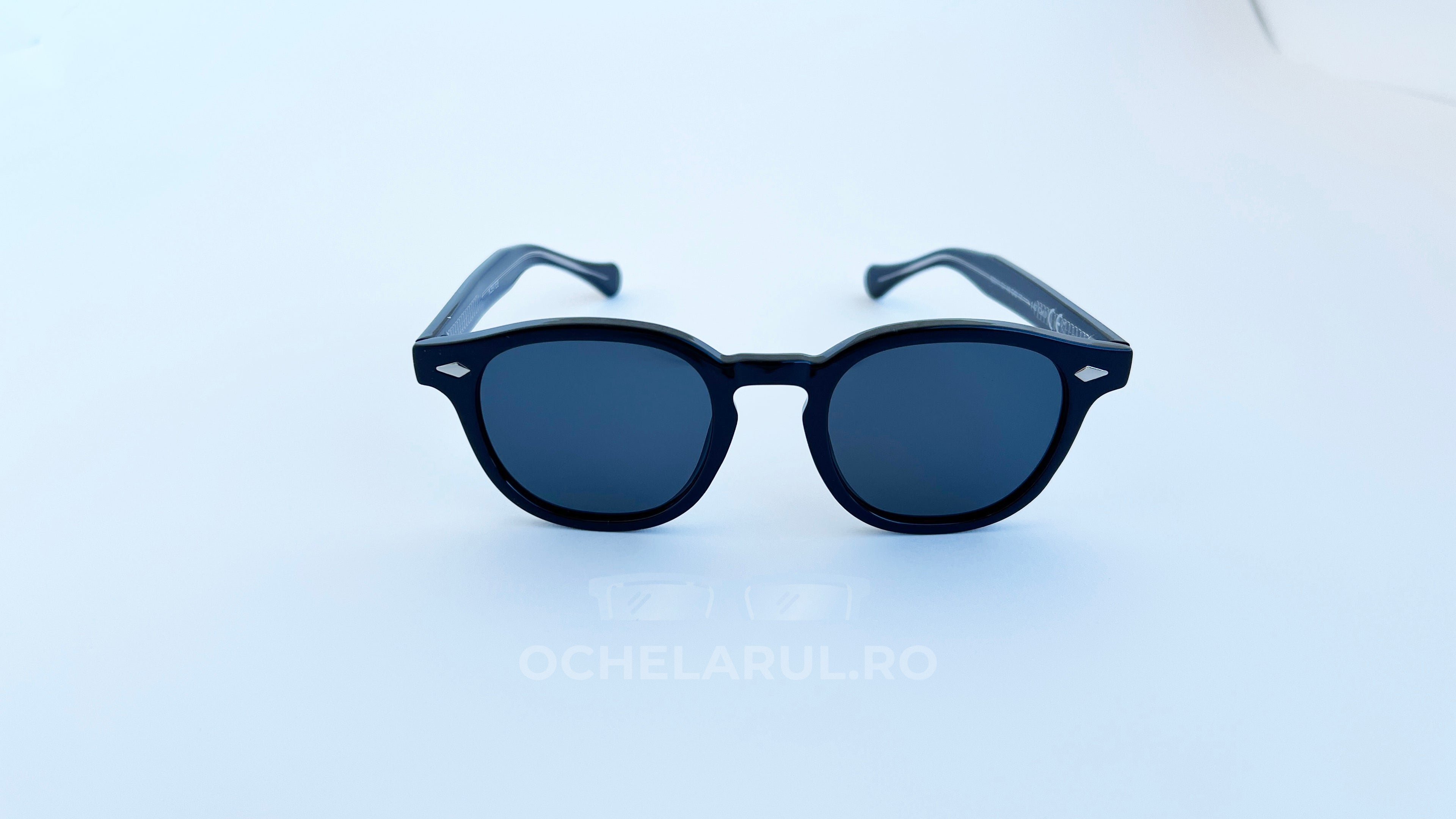 Ochelari de soare Moscot Lemtosh Style cu rame negre și lentile negre, design clasic pentru bărbați.