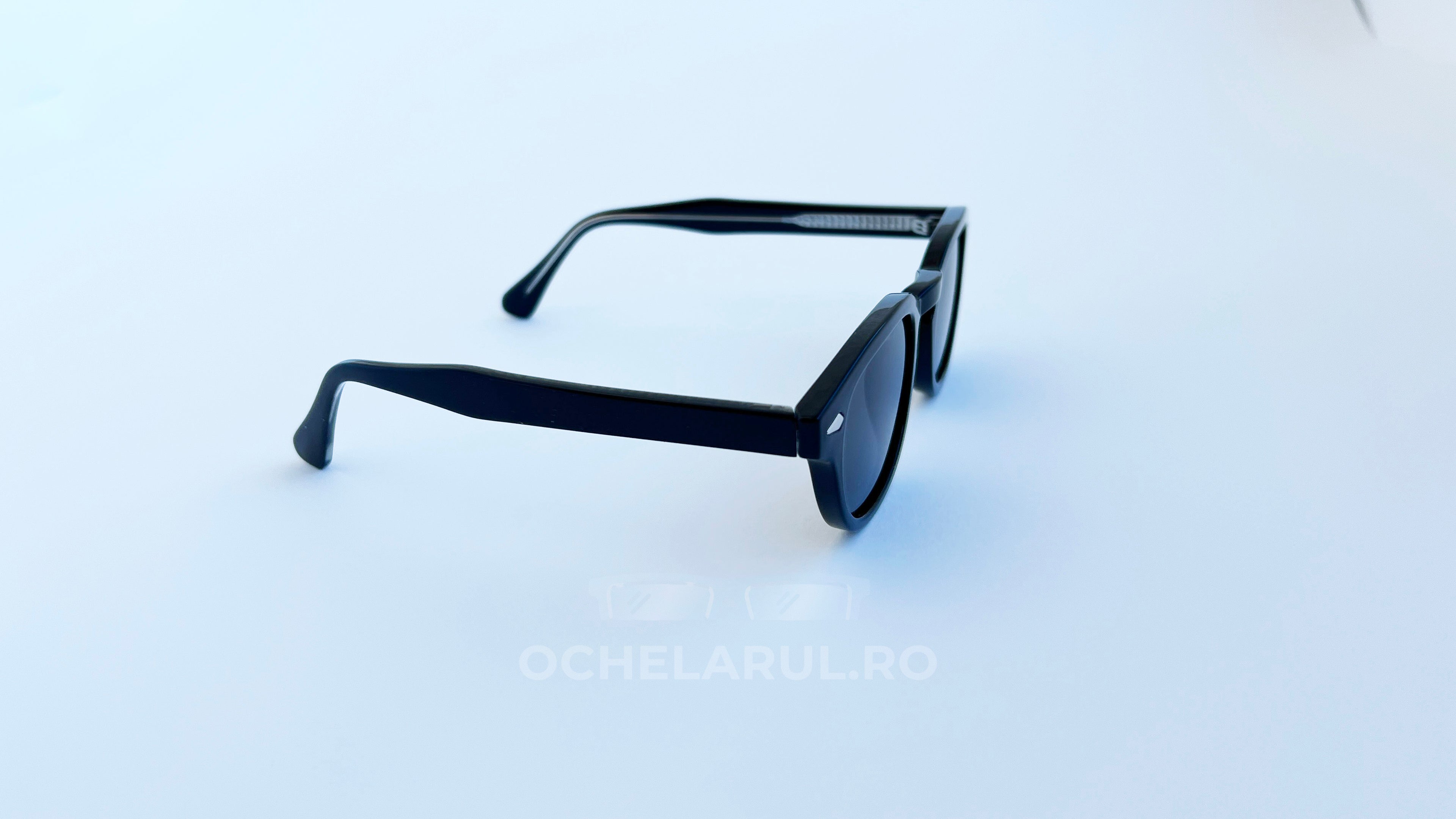 Ochelari de soare Moscot Lemtosh Style cu rame negre și lentile întunecate, potriviți pentru bărbați, disponibili pe ochelarul.ro.