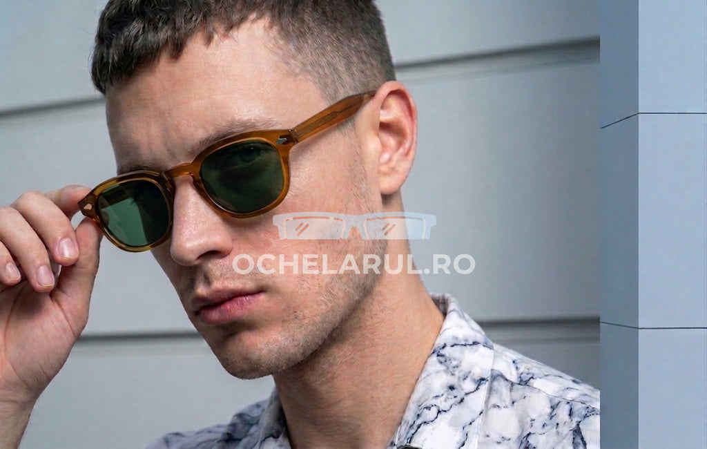 Bărbat purtând ochelari de soare Moscot Lemtosh Style cu rame maro și lentile verzi, stil modern.