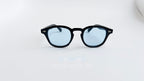 Ochelari de soare Moscot Lemtosh Style cu rame negre și lentile albastre, design clasic pentru bărbați.