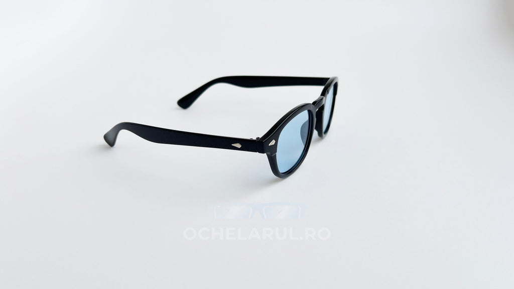 Ochelari de soare Moscot Lemtosh Style cu rame negre groase și lentile albastre, design unisex.